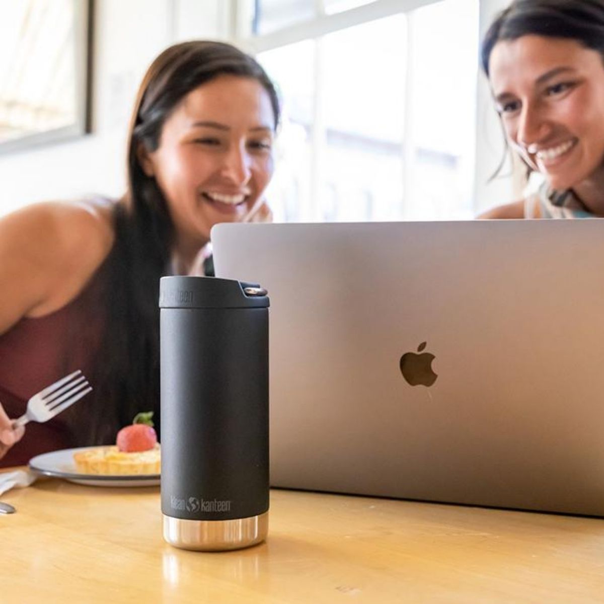 Garrafa térmica Klean Kanteen de 355ml com tampa para café.