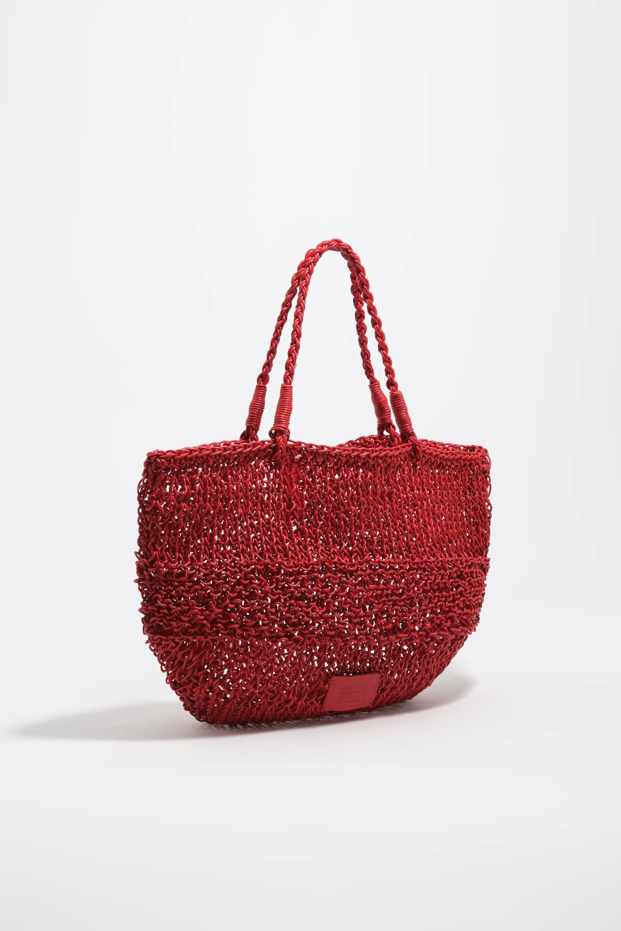 Bolsa de ombro média em couro trançado vermelho