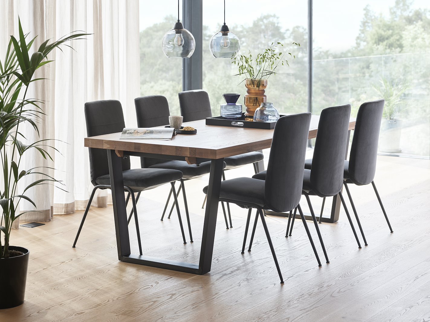Chilli spisestol Tekstil Grace Dark grey. Lav rygg med sortlakkert D300 stål understell