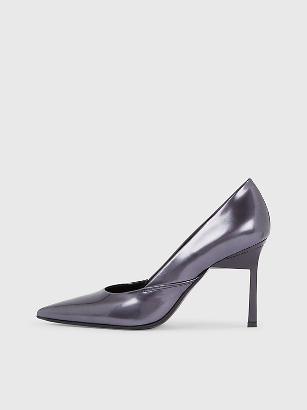 Sapatos de couro com salto agulha