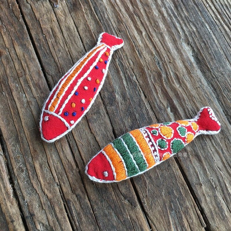 Embroidery Kingdom - DIY borduurpakket met hangende decoratie in de vorm van een viskwast