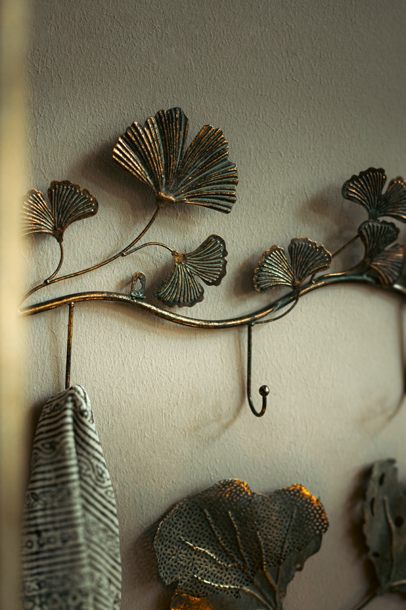 3er Wandhaken 'Gingkoblätter', antik kupfer, B 88,5 cm, H 35,5 cm, L 6,5 cm von fischer's lagerhaus