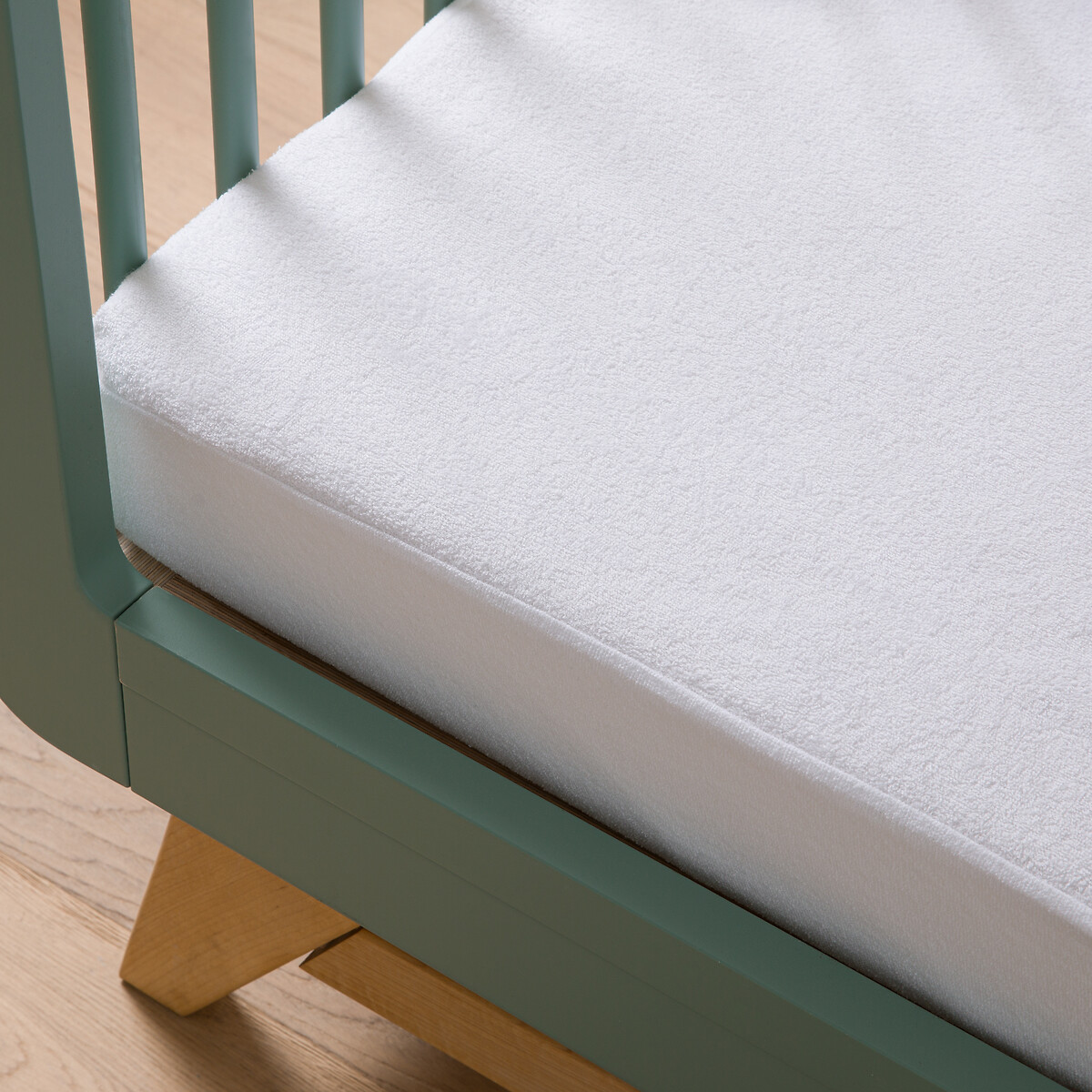LA REDOUTE INTERIEURS<br>Protetor de colchão em tecido atoalhado para berço de bebê, antibacteriano e impermeável.