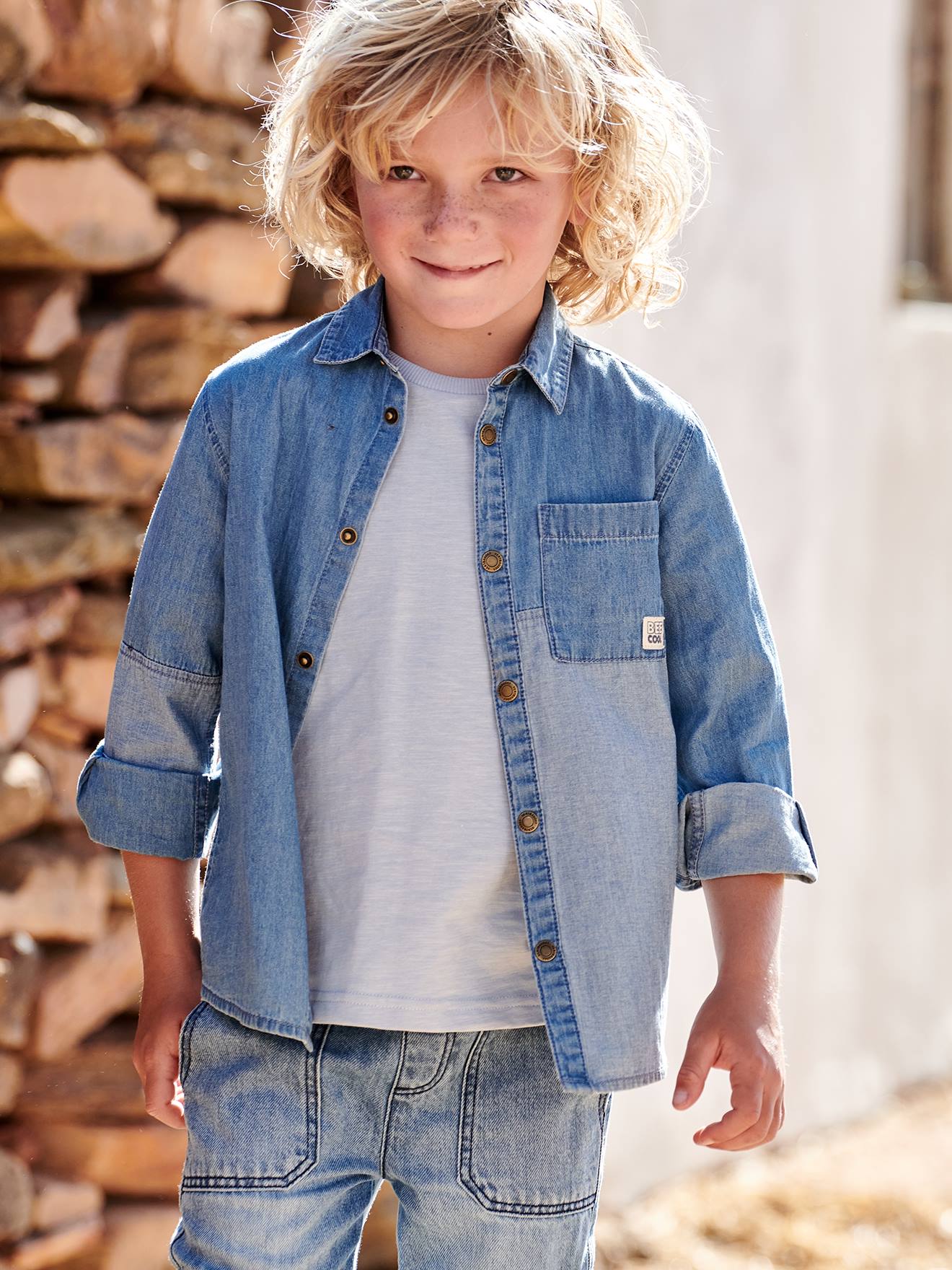 Camisa jeans com peças contrastantes para meninos (cor pedra)