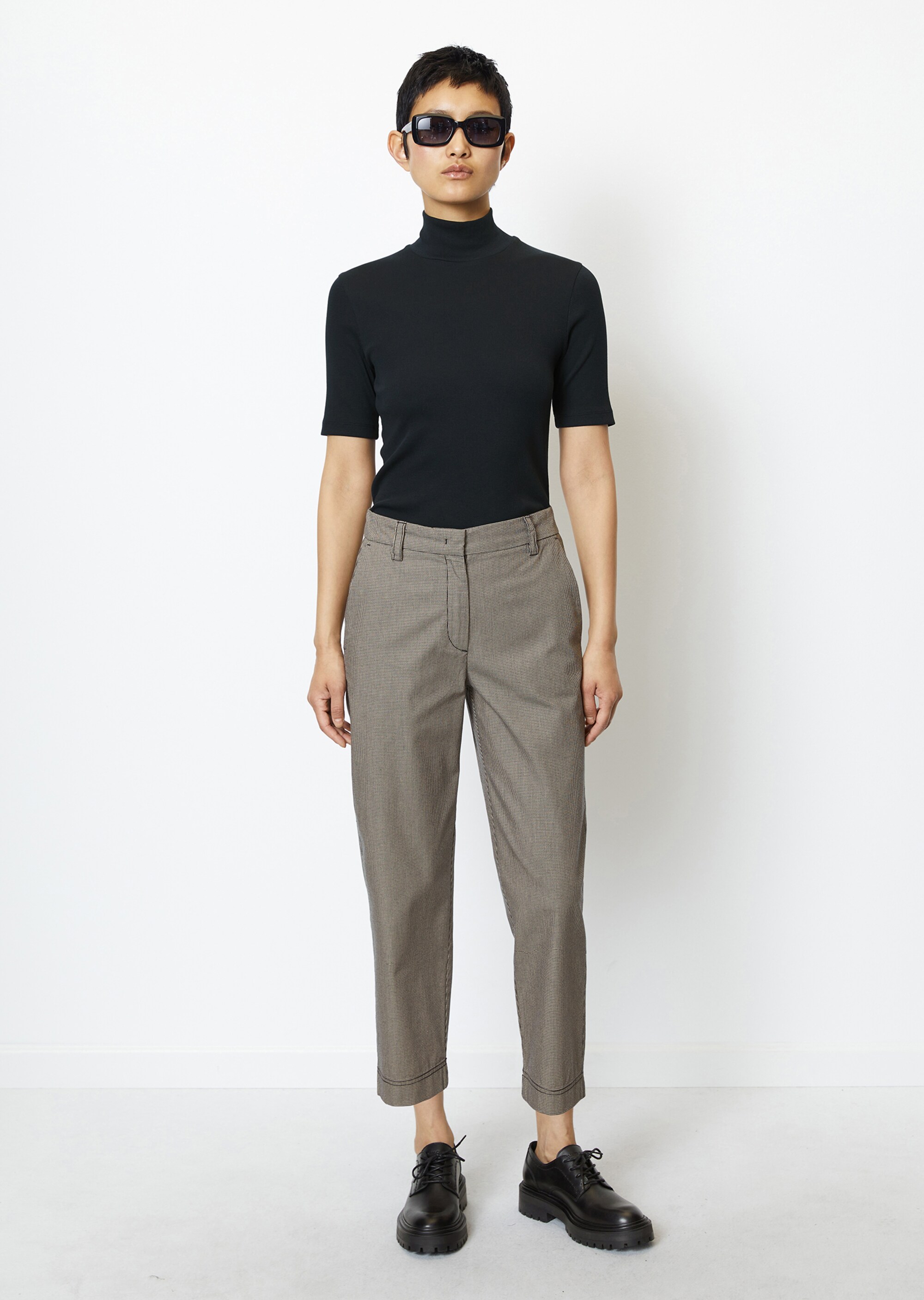 Chino Modell KALNI relaxedmit Mini-Pepita-Muster