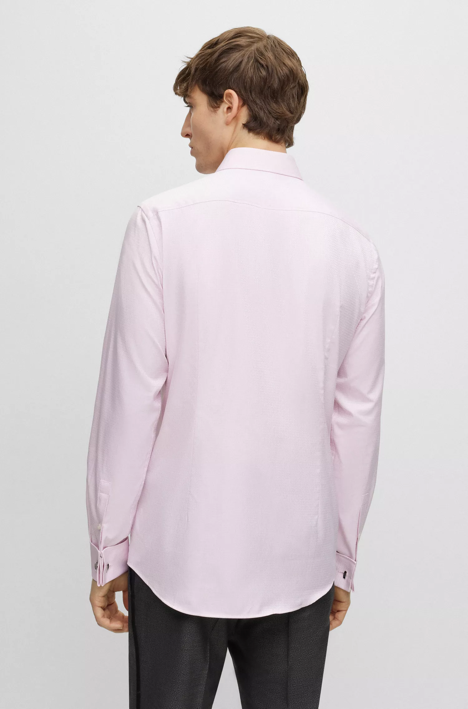 Camisa BOSS preta de corte slim em algodão orgânico estruturado.