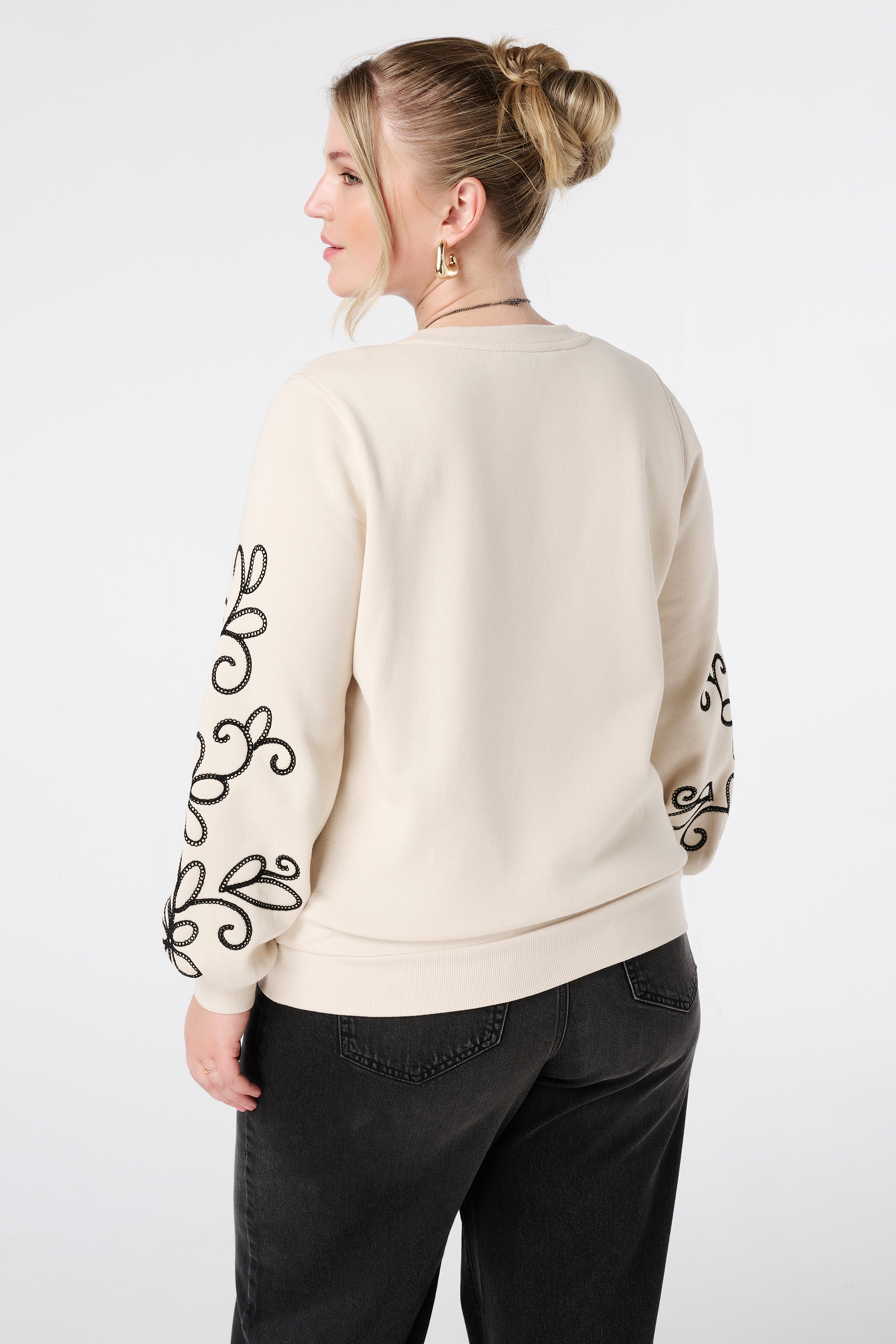Sweater met broderie details Kit