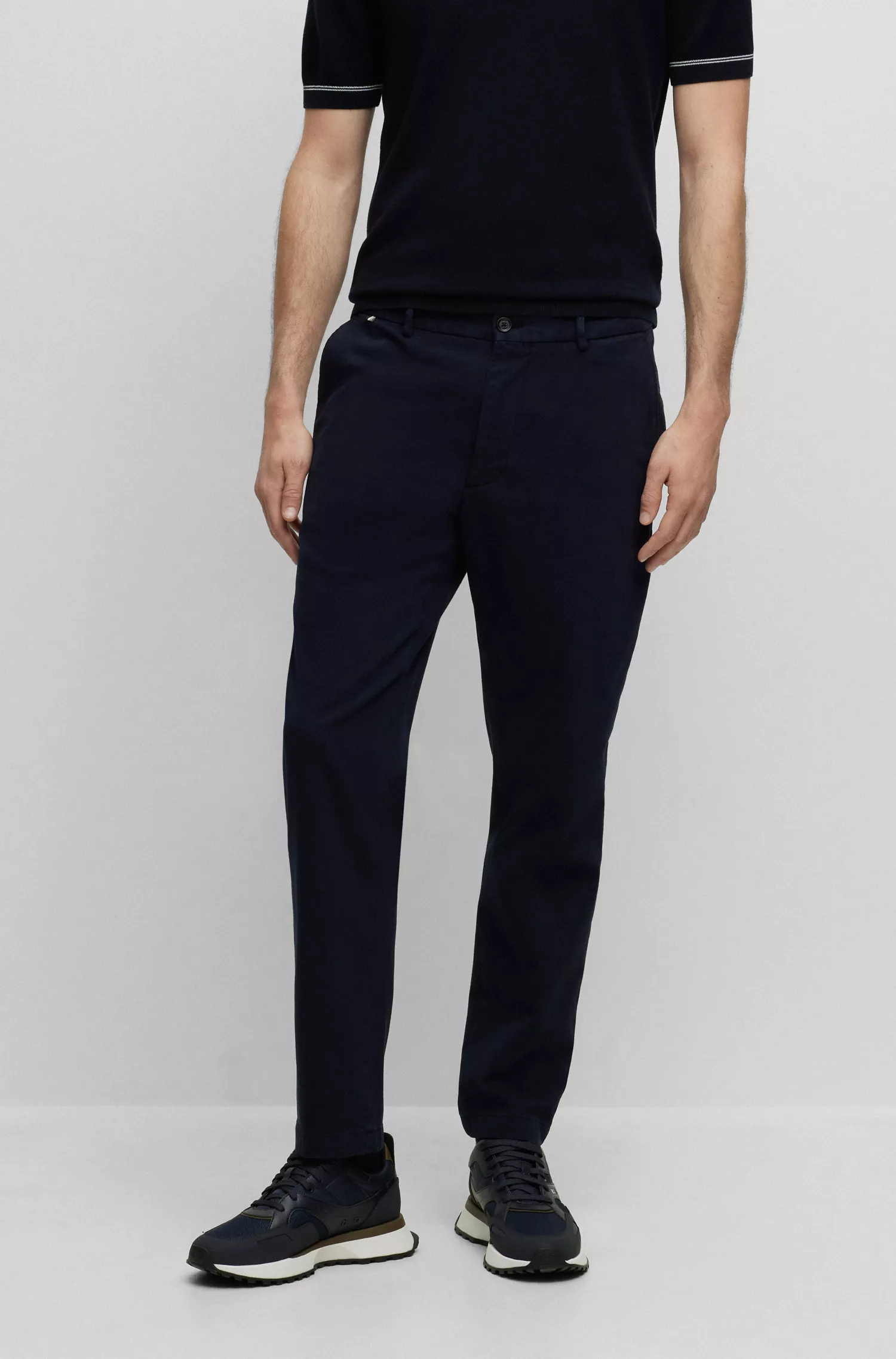 Calça BOSS preta de corte regular em sarja de algodão stretch bicolor.