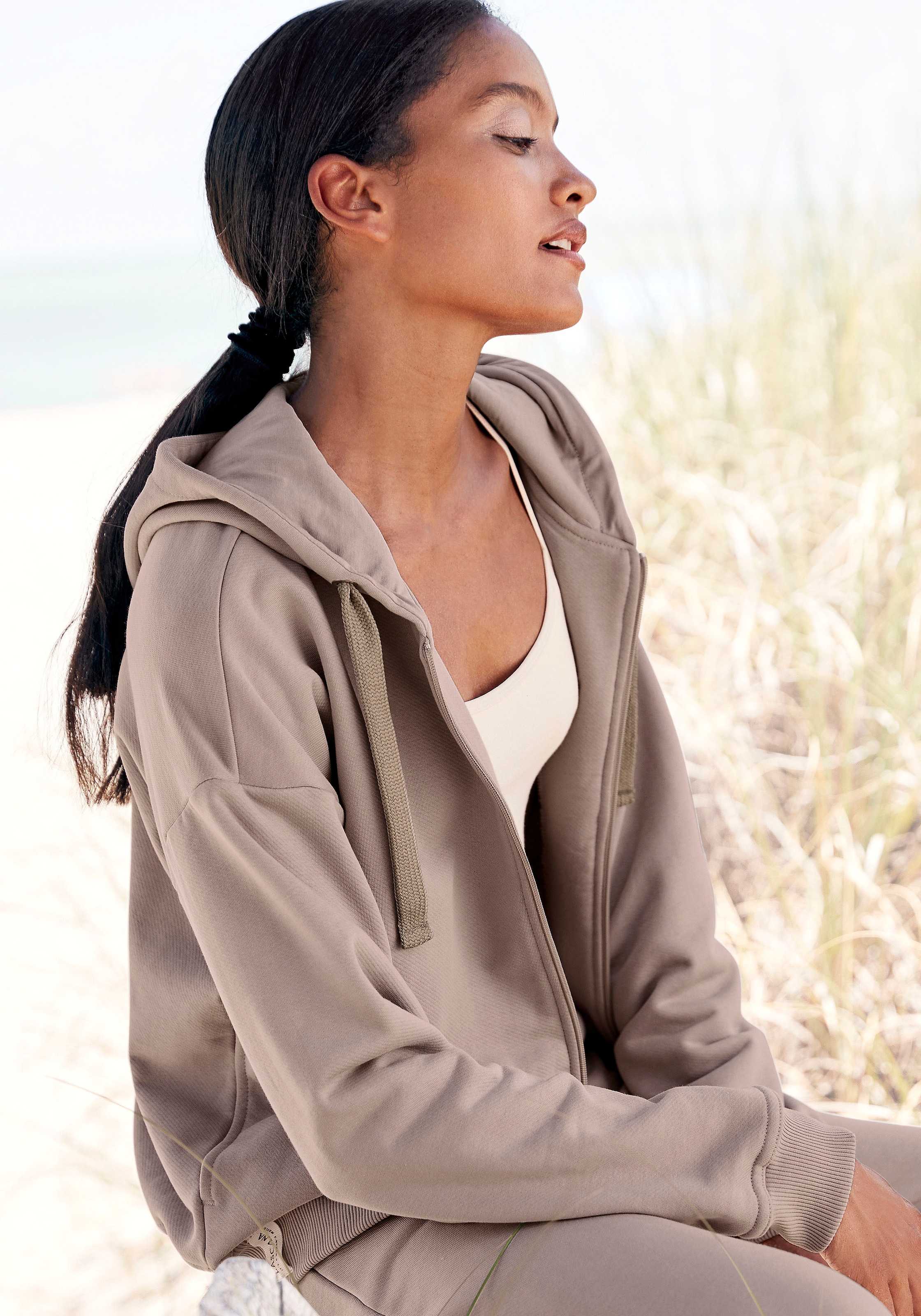 LASCANA Sweatjacke , aus organischer Baumwolle, Loungewear
