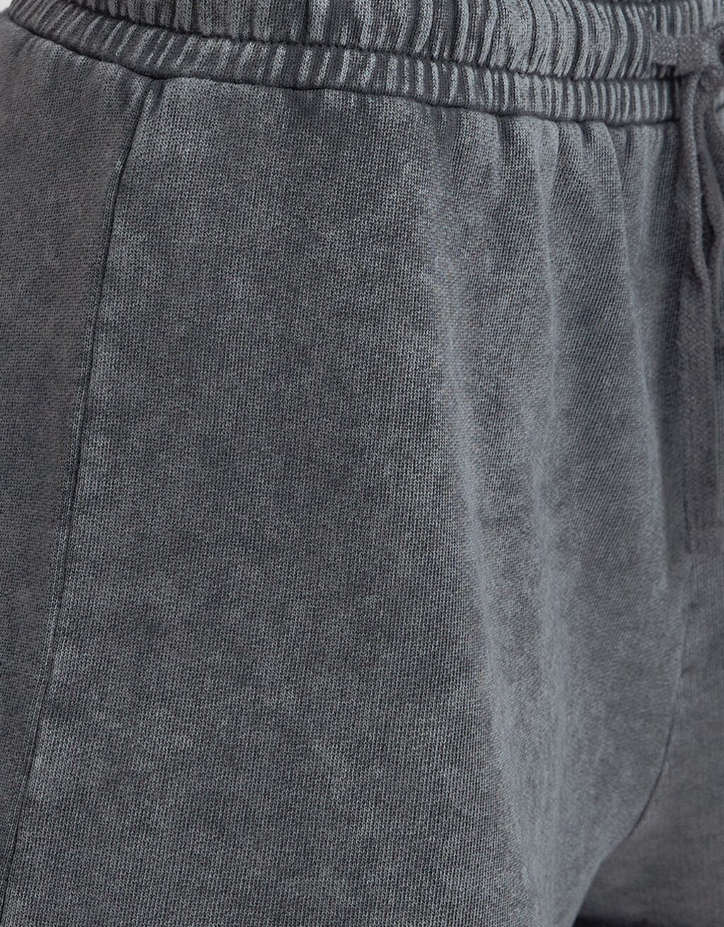 Shorts de pelúcia com efeito desbotado