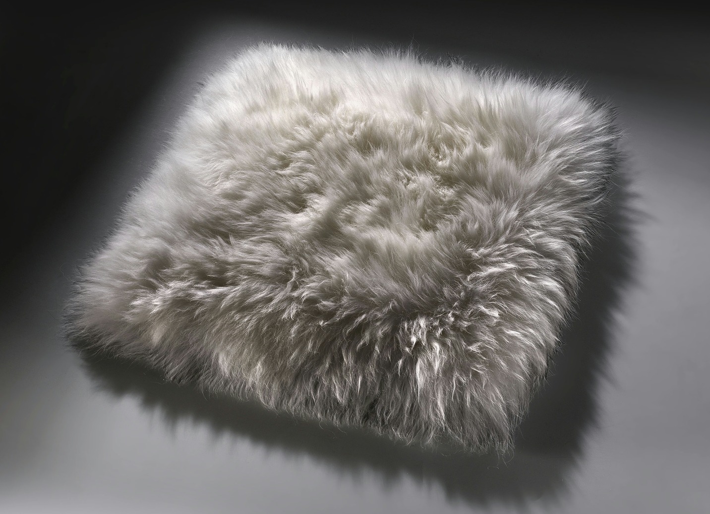 Merino-Lammfell-Sitzauflage in Tierform