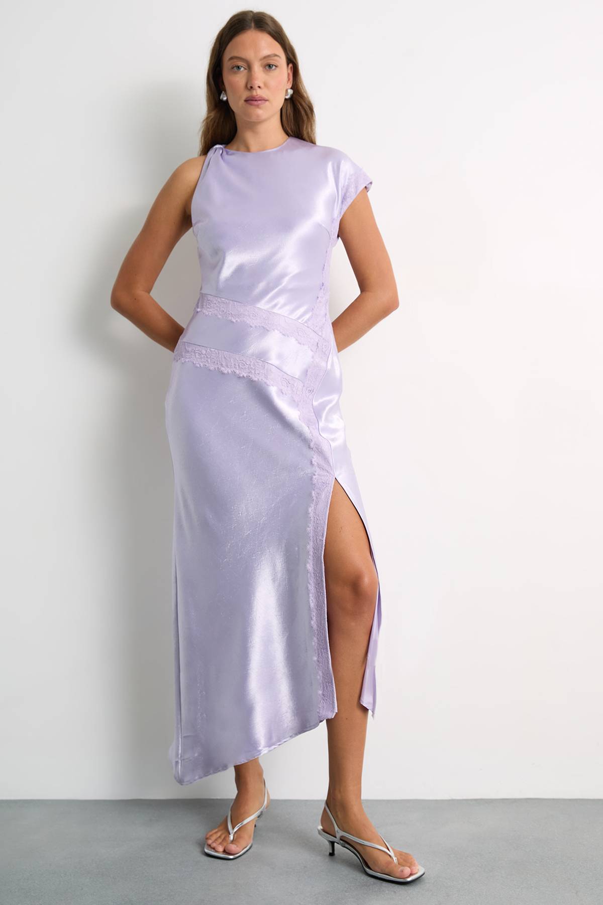 Warehouse Robe Midi Asymétrique En Satin Avec Détails En Dentelle