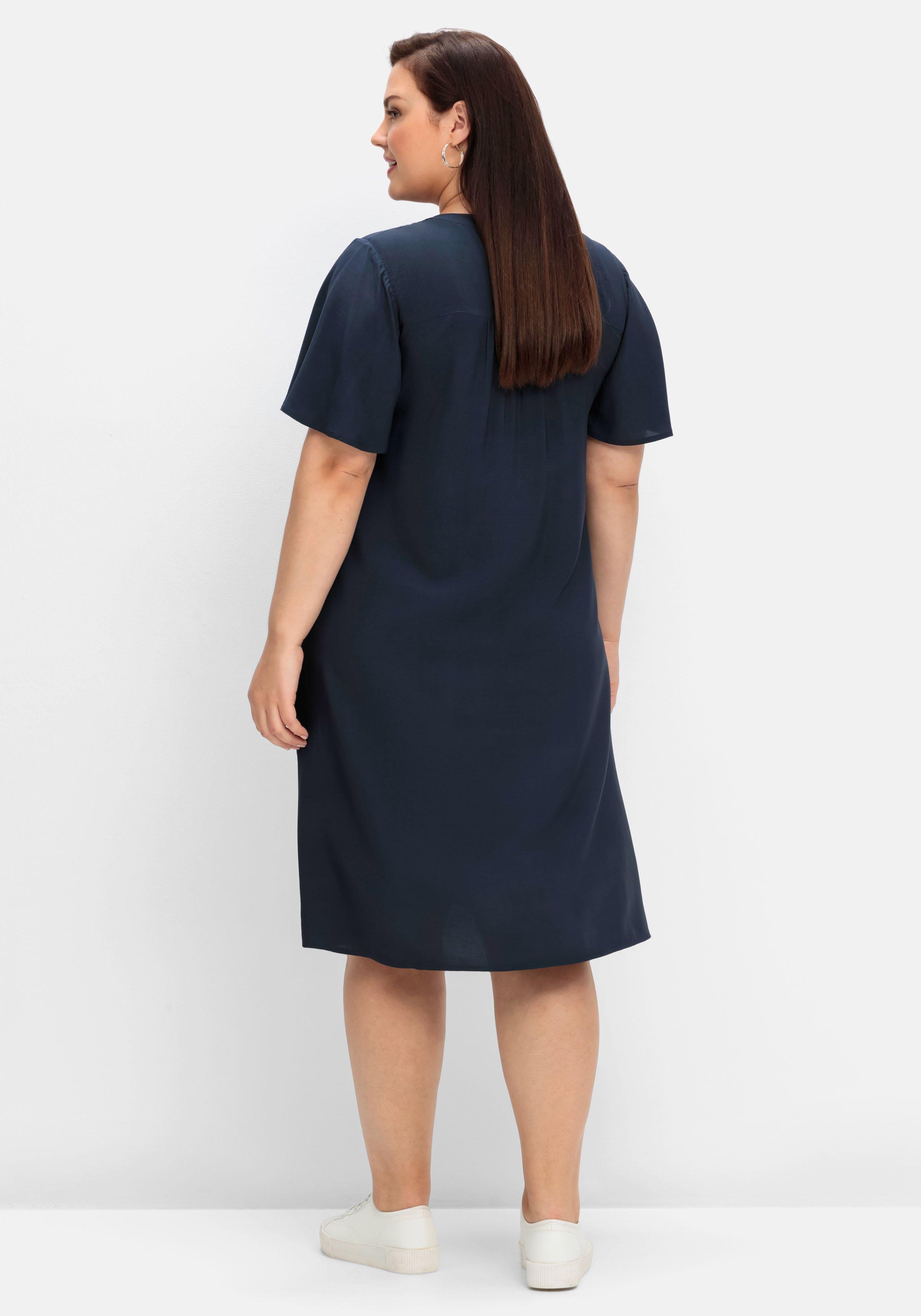 Kleid mit Schlitz und Bindeband am Ausschnitt