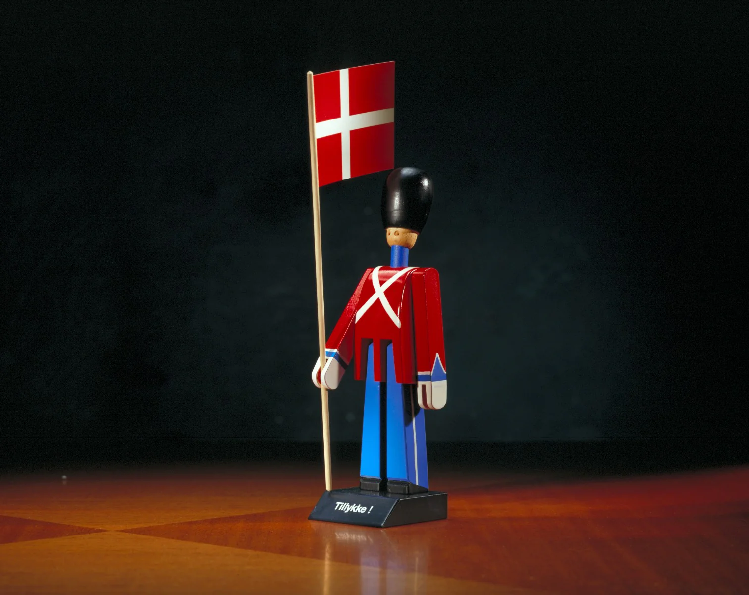 Kay Bojesen  Fanebærer med tekstilflag - H: 28,5 cm.