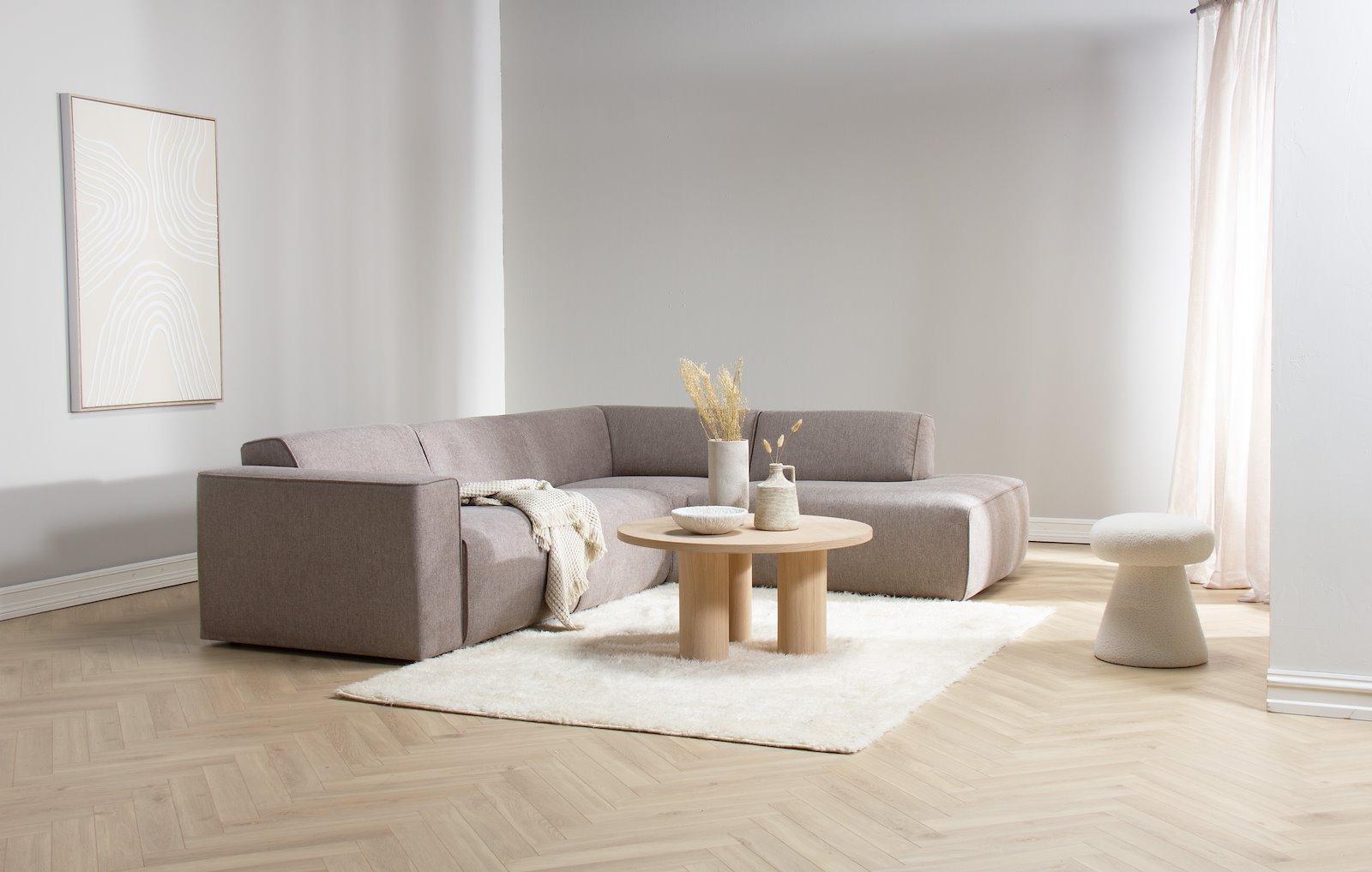 Enjoy hjørnesofa 2,5-seter med åpen ende høyre. Tekstil Brego 34 stone med sorte ben.