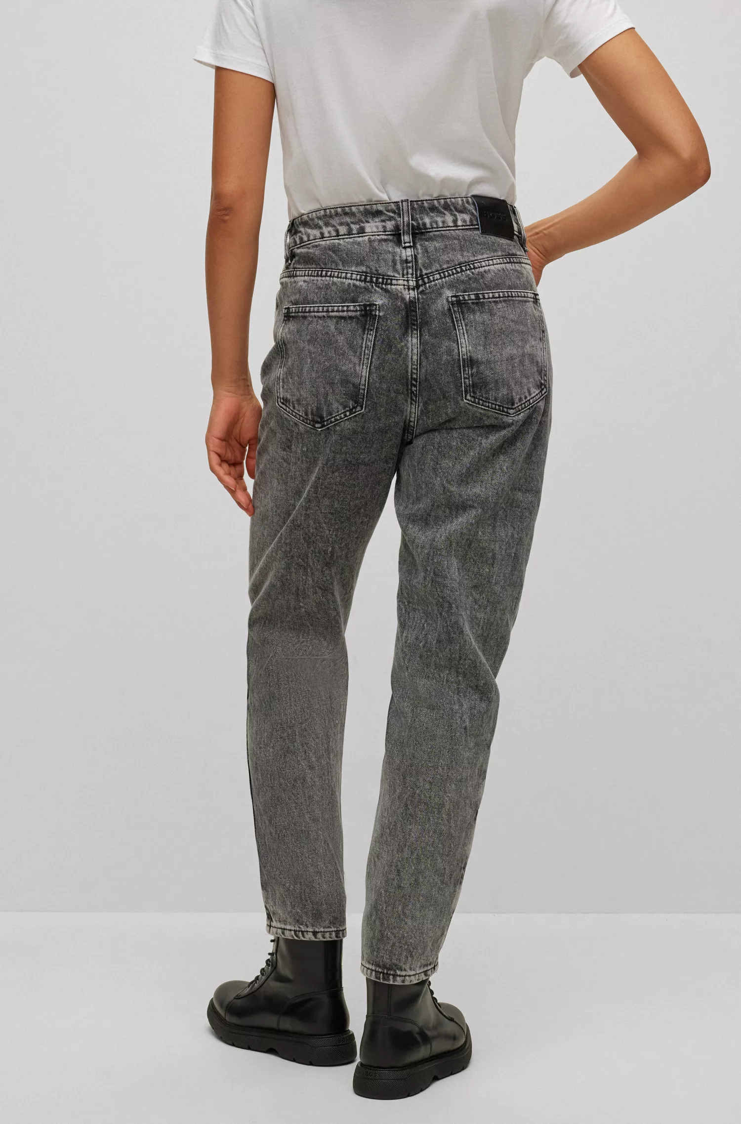 Calça jeans BOSS Black-Mom em denim cinza claro