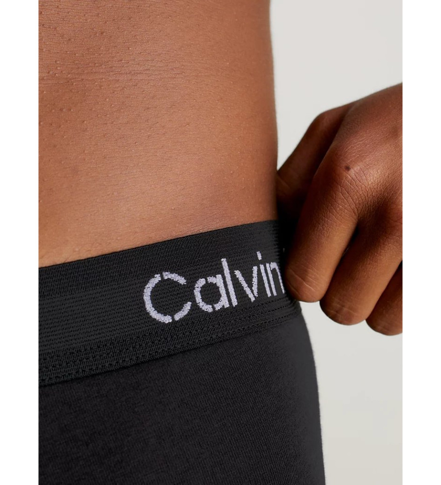 Conjunto de 3 cuecas boxer básicas Calvin Klein nas cores bege, preta e cinza.