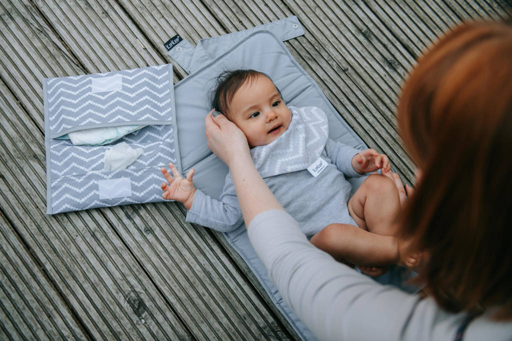 Napper combi: verschoonmatje + luieretui silver grey