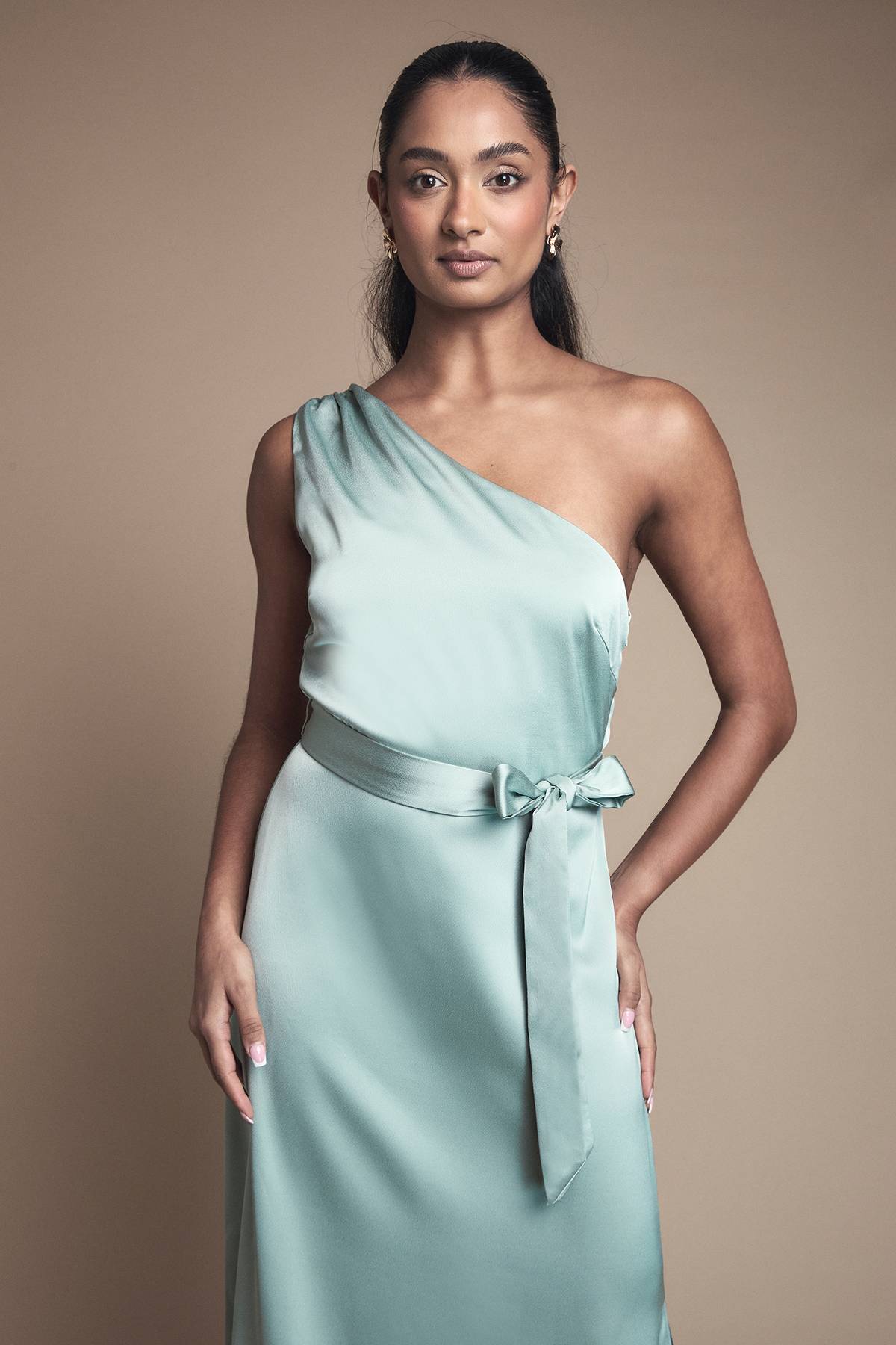 Oasis Robe Longue de Demoiselle d'Honneur en Satin à Une Épaule