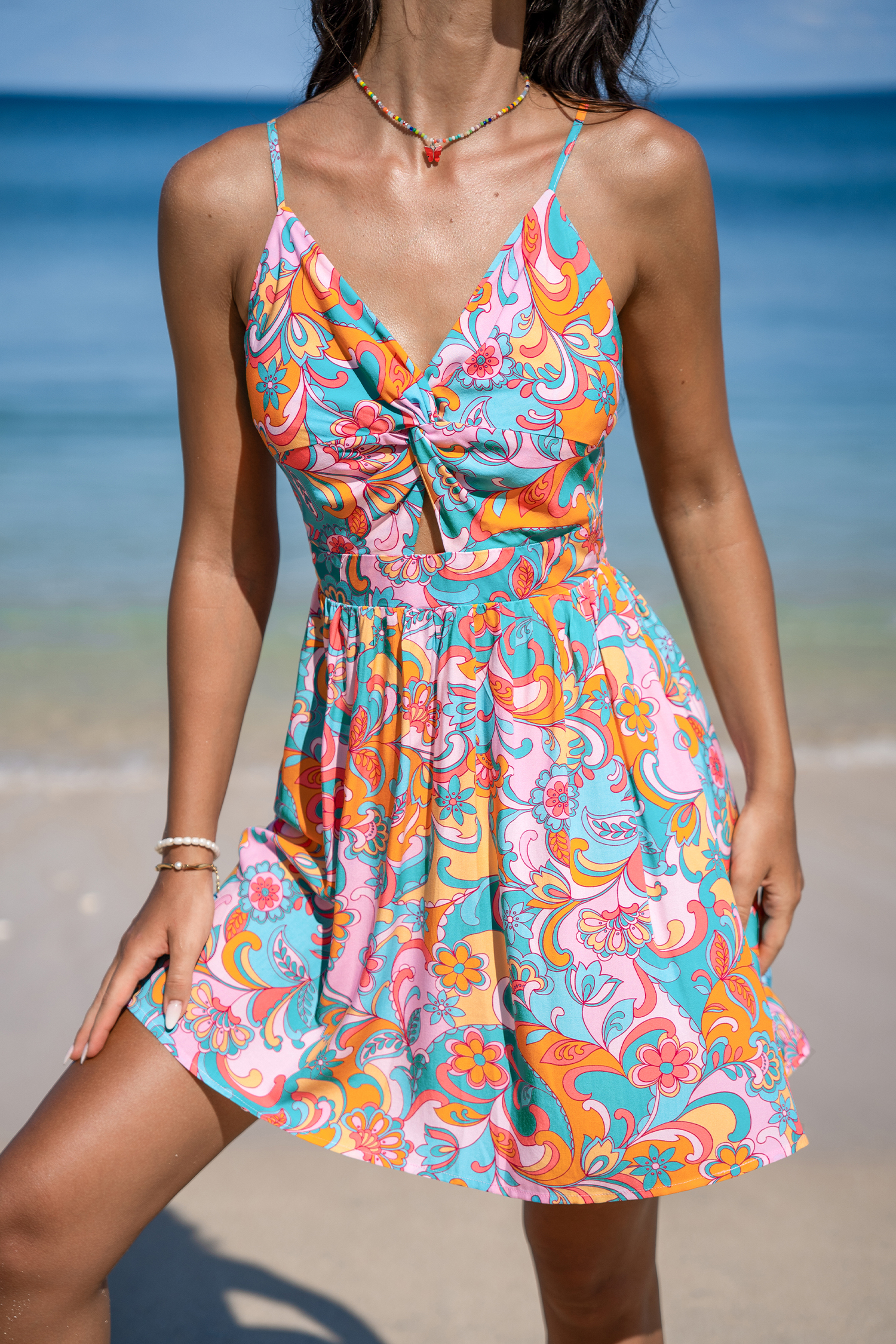 Robe mini fleurie avec dos à nouer rétro découpée