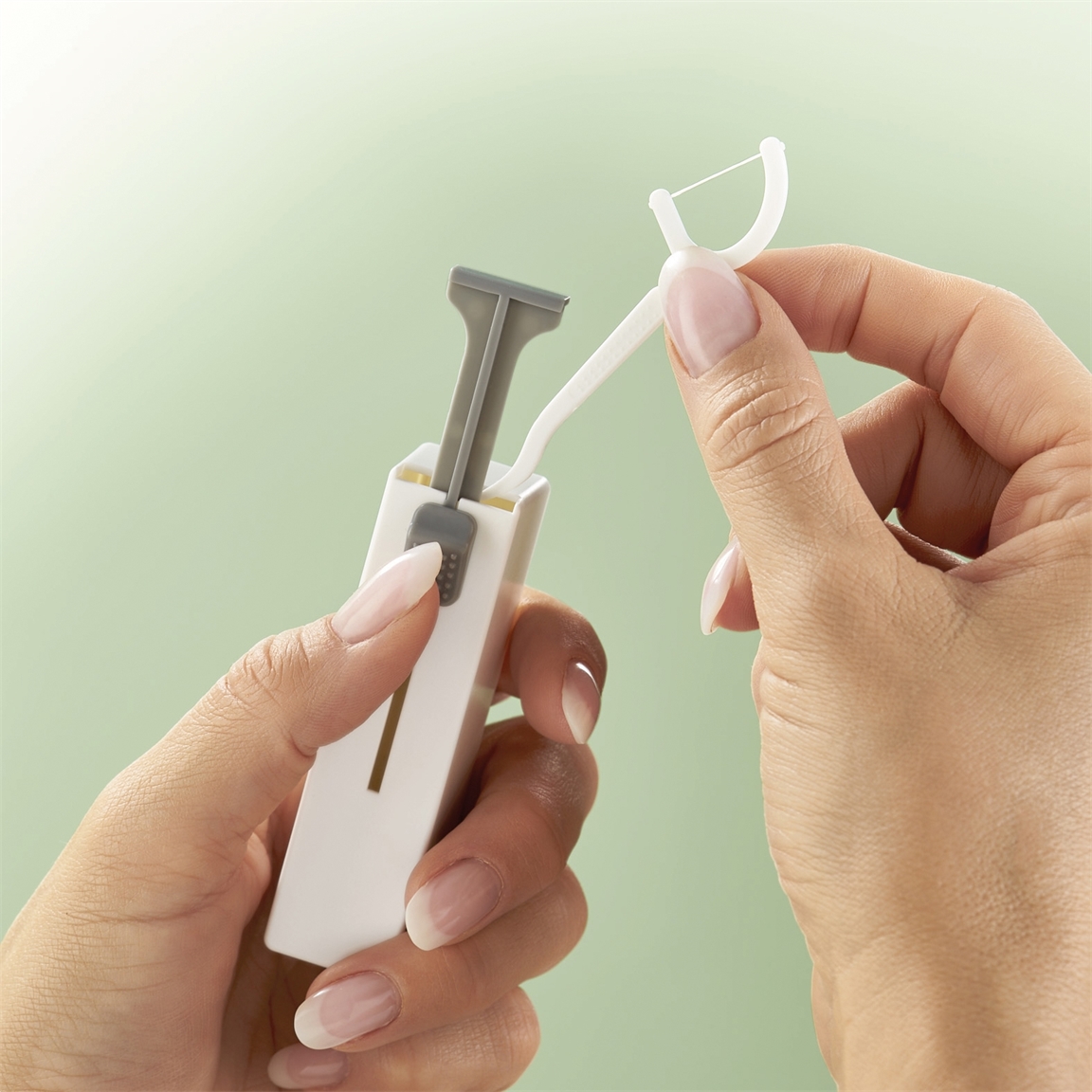 Boite cure-dents et fil dentaire