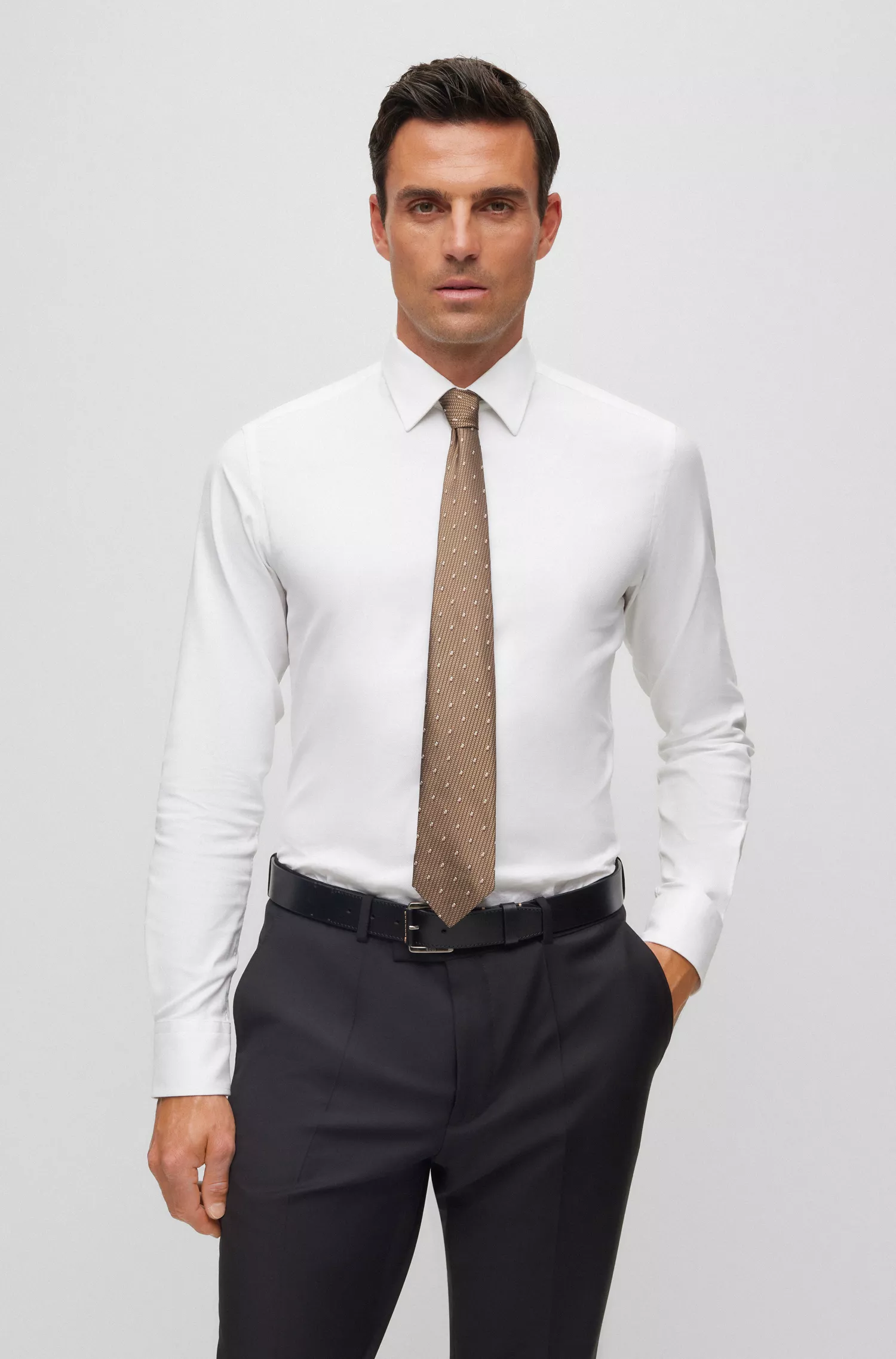 Gravata BOSS em jacquard de seda cor camelo com estampa moderna.