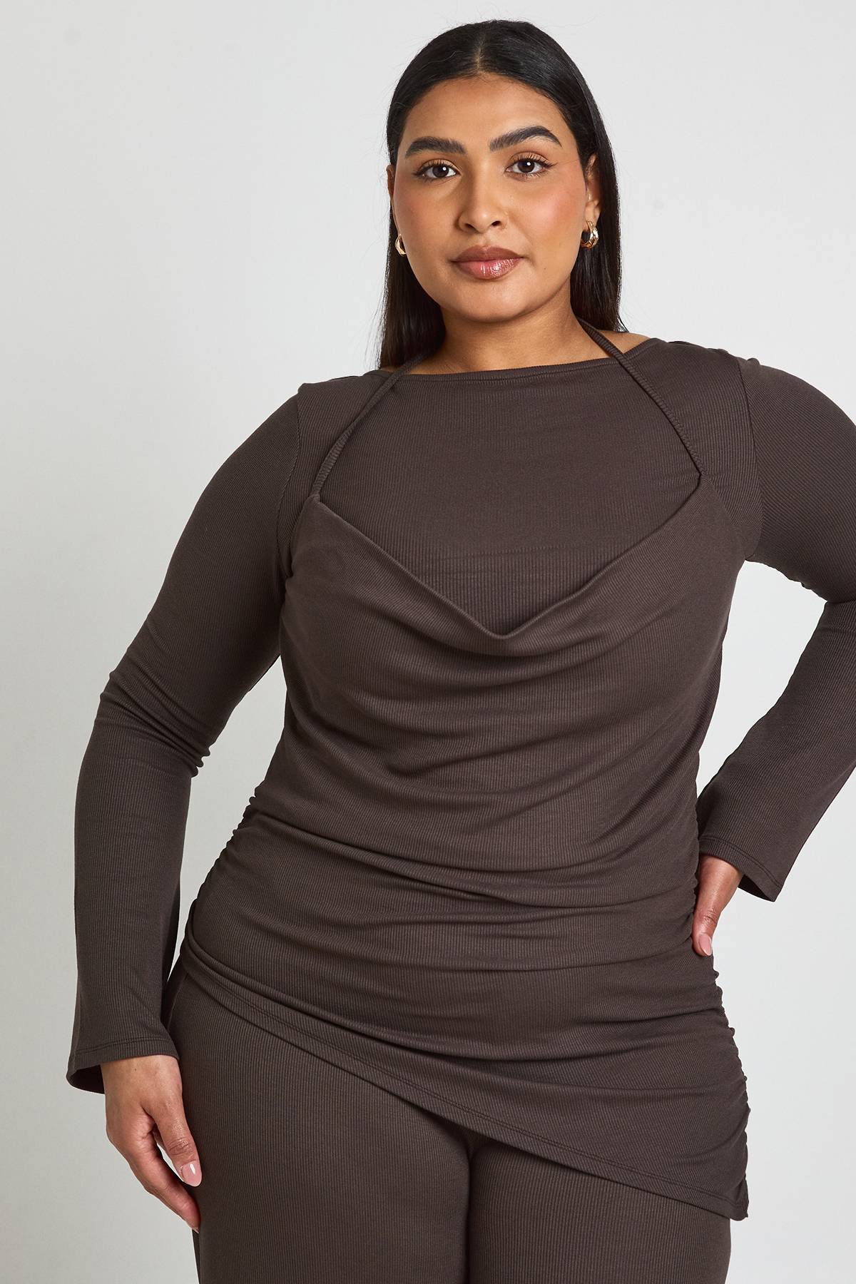 boohoo Haut Grande Taille Côtelé À Double Épaisseur Manches Longues Asymétrique