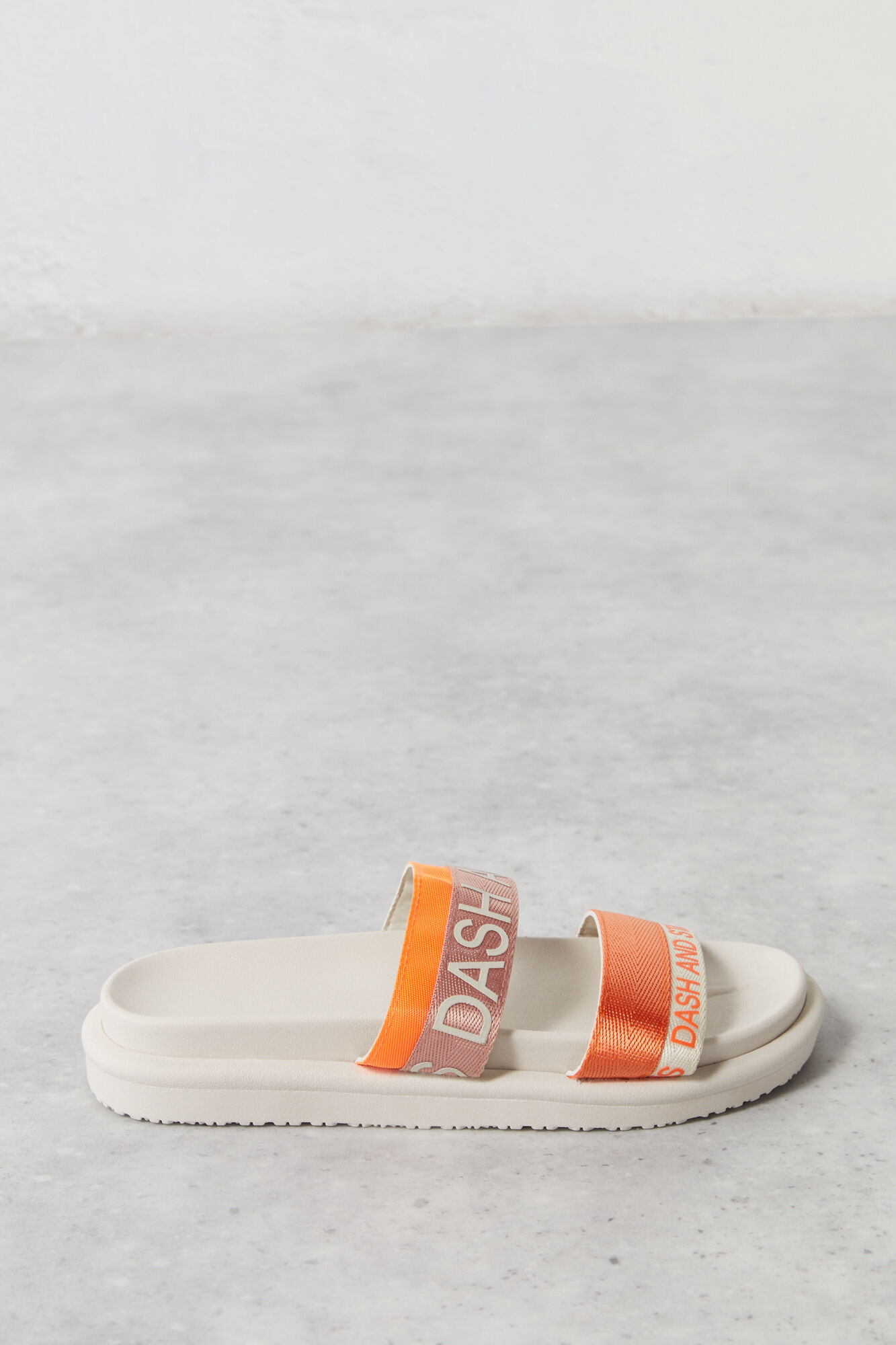 Chinelo de dedo com tira e logo laranja - branco