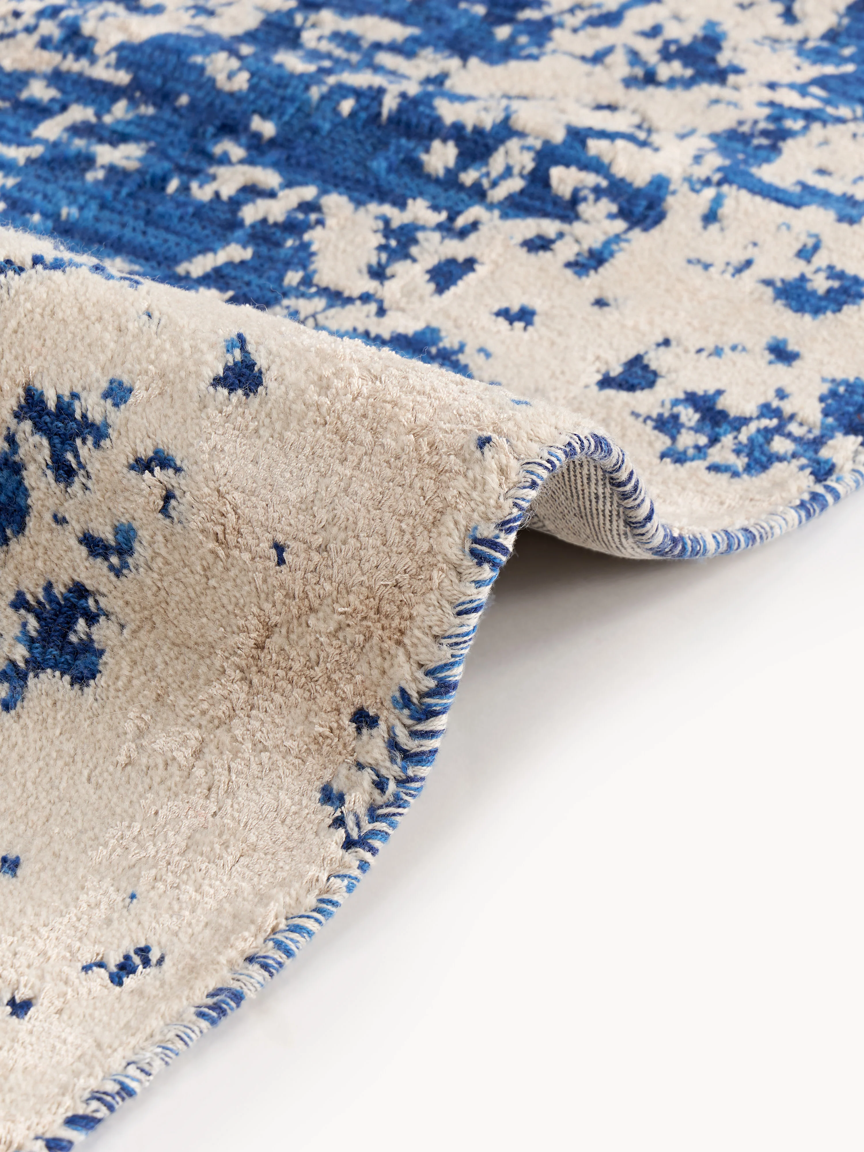 Handgeweven wollen vloerkleed Cynthia met abstract patroon