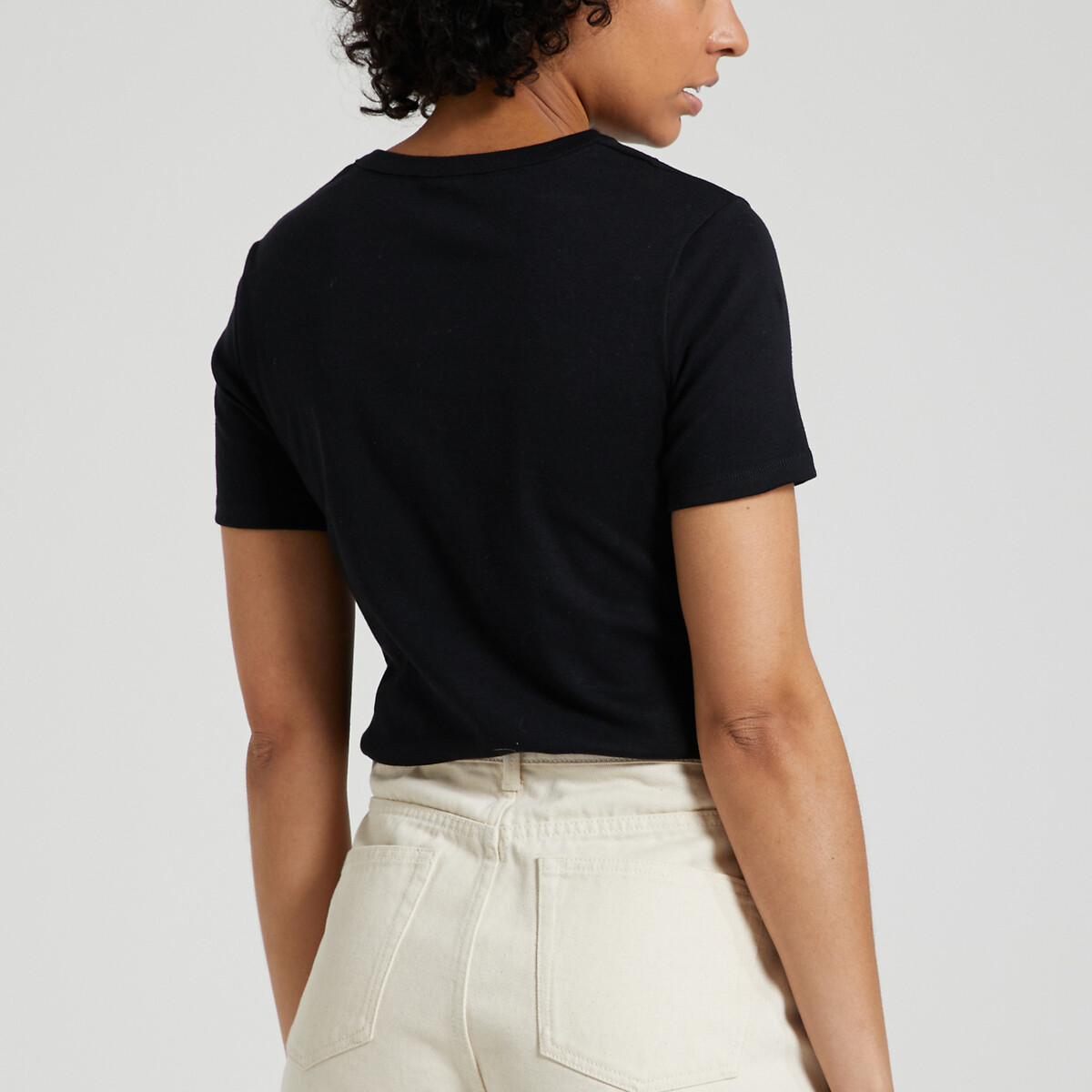 PEQUENO BARCO<br>A camiseta icônica, comprimento curto