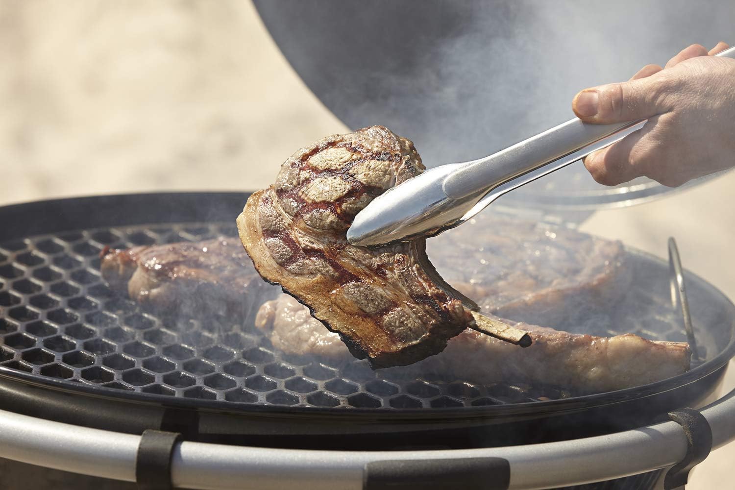 RÖSLE Holzkohle-Kugelgrill No.1 AIR F60, Hochwertiger Kohlegrill mit Air Control System, Deckelscharnier, Deckelthermometer, klappbarer Edelstahl-Grillrost, extra große Grillfläche und Grillraum