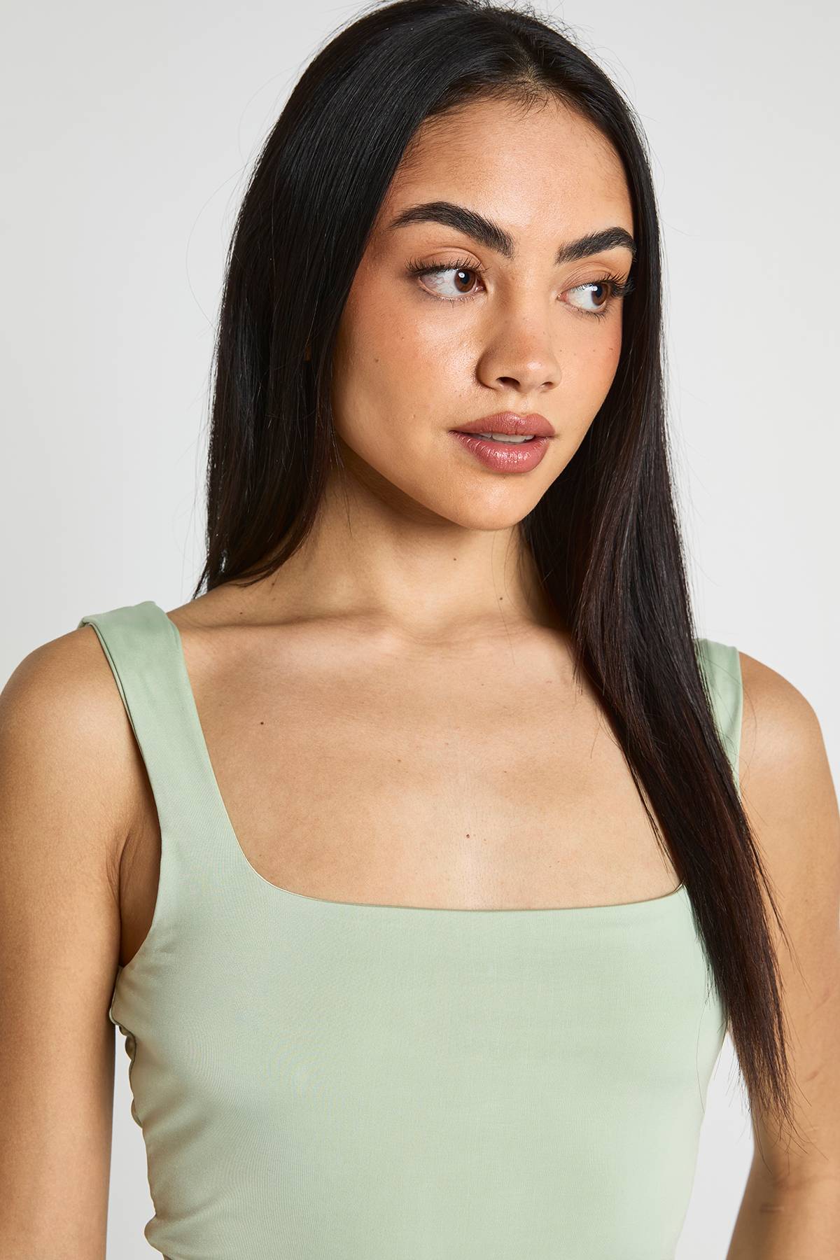boohoo Haut Court À Encolure Carrée Double Épaisseur En Tissu Slinky