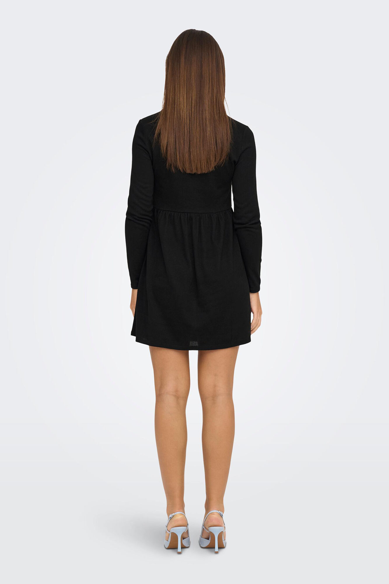 Vestido curto com mangas compridas
