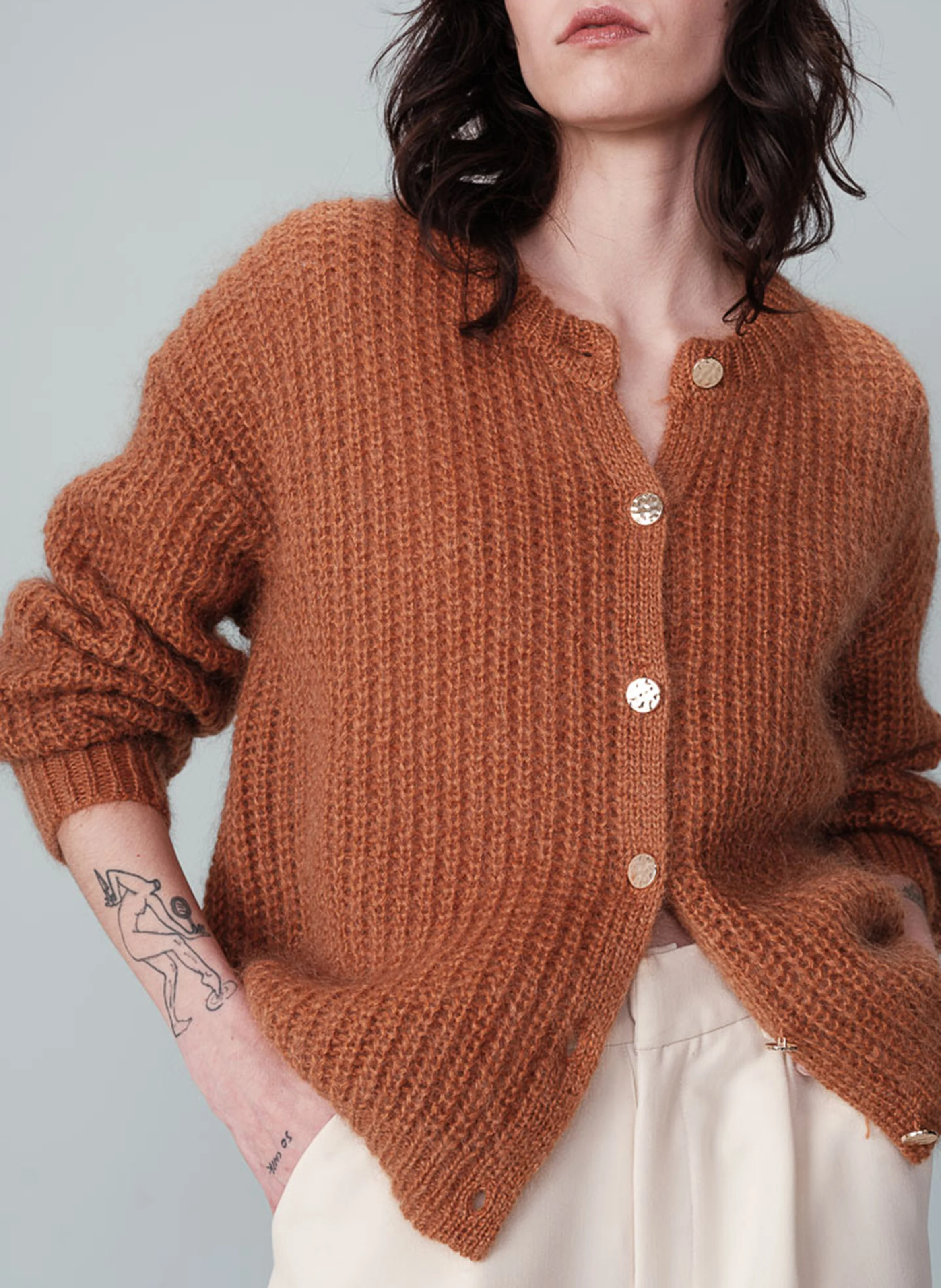 NAIS - Gilet col rond droit en maille tricotée | Marron