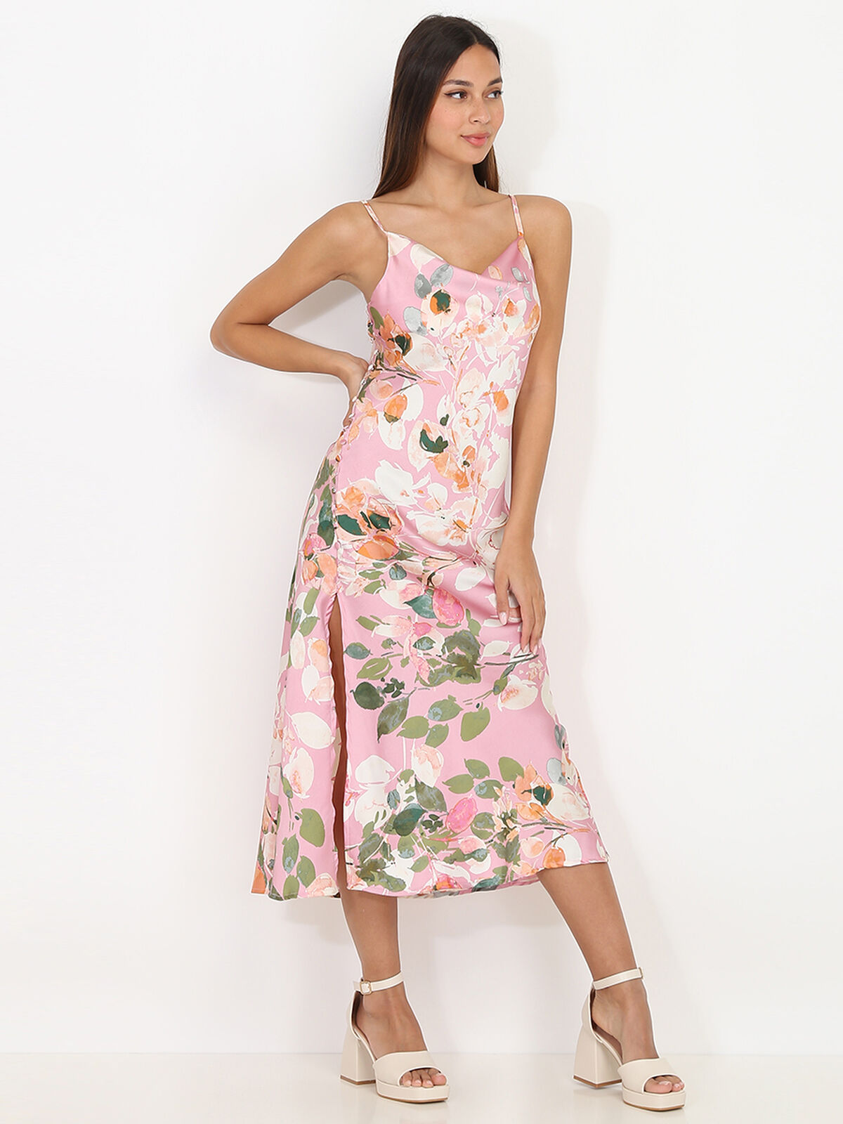 Robe mi-longue satinée à fleurs et boutons- Rose