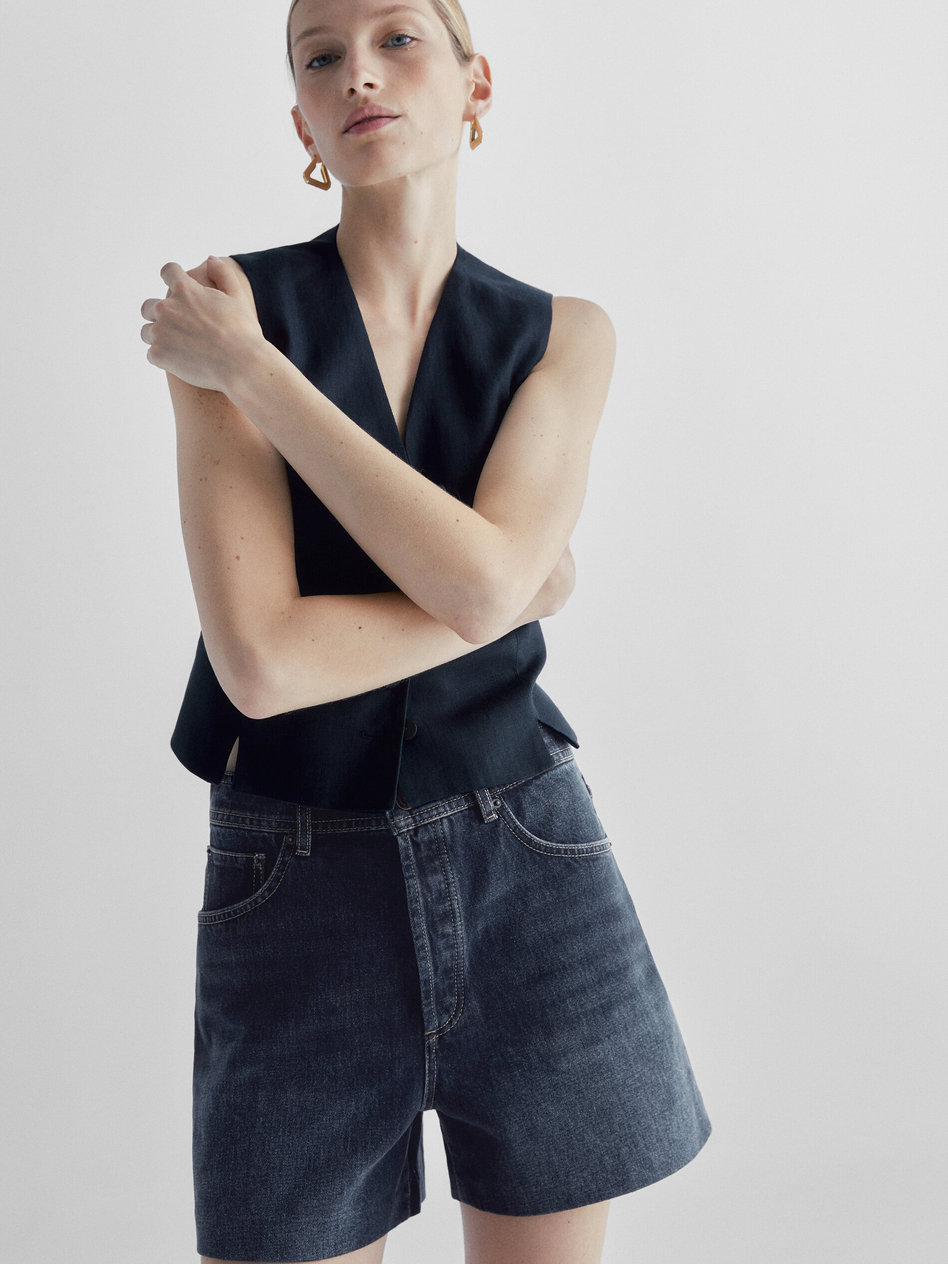 Shorts jeans de cintura alta com bolsos de couro - AZUL MÉDIO