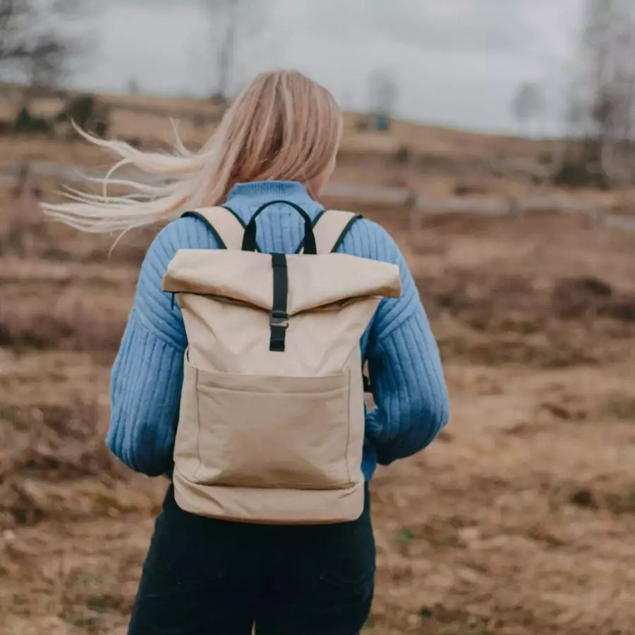 Anna und Oskar Fairer Wickelrucksack Hugo aus recyceltem Material Sand