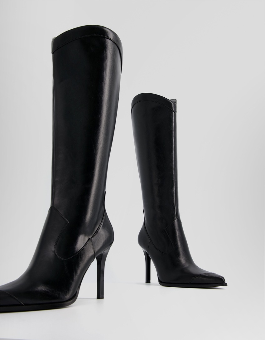 Botas de cowboy com salto agulha e zíper.