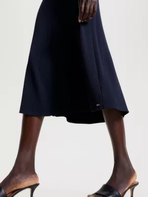 Vestido midi canelado acinturado e evasê
