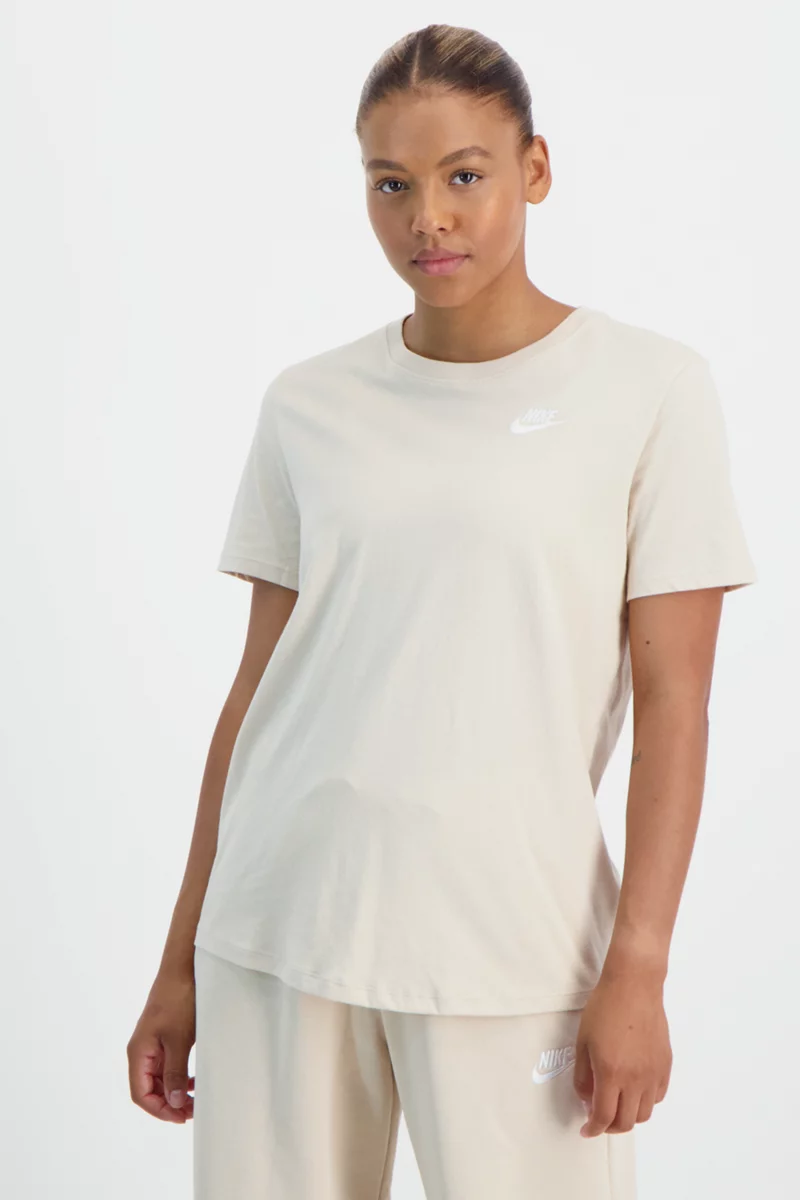 Nike Sportswear Club Essentials Damen T-Shirt