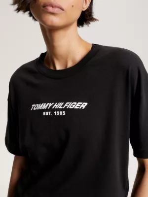 Camiseta esportiva cropped com logo, modelo casual e esportivo