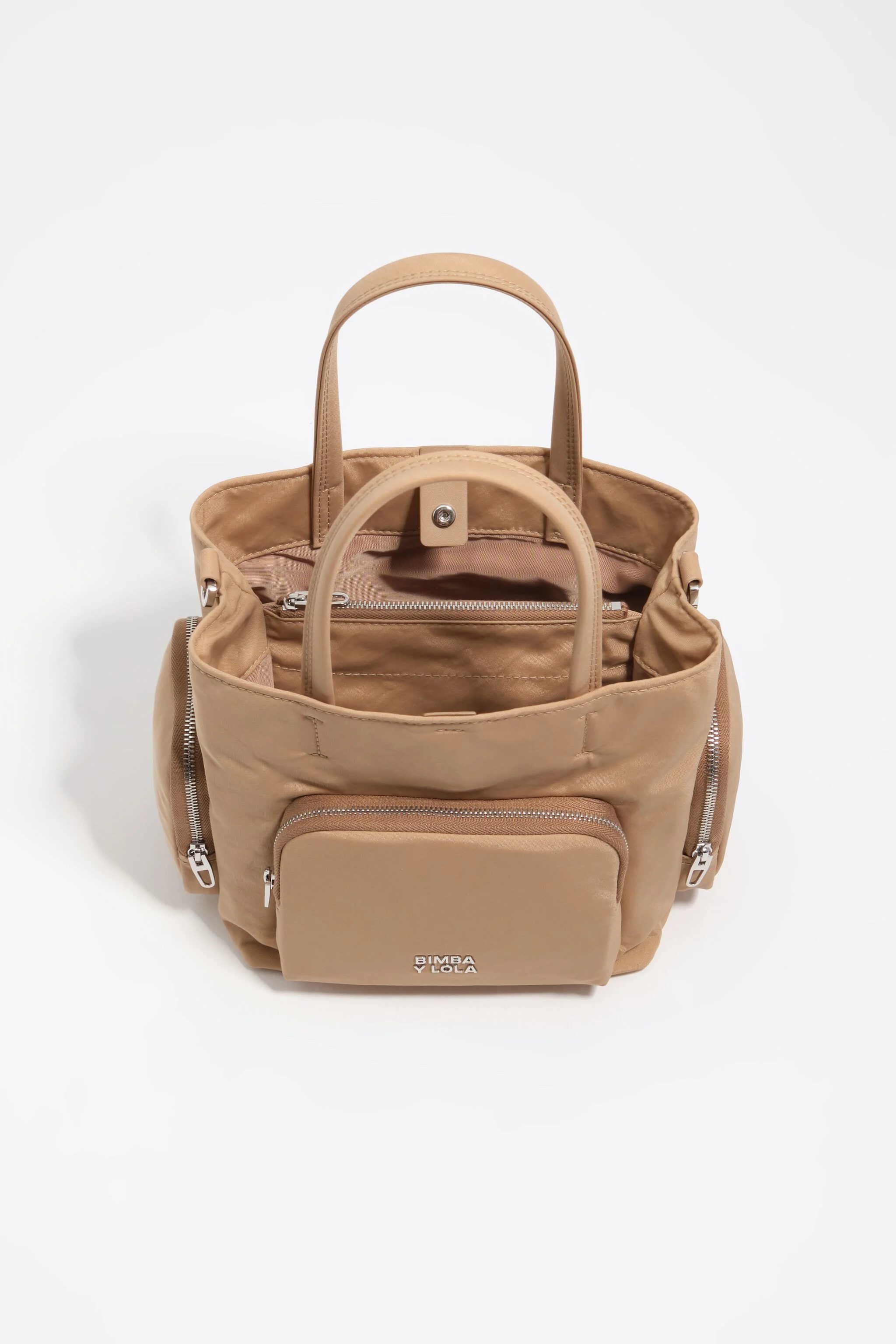 Bolsa transversal pequena de nylon cor camelo com bolso.