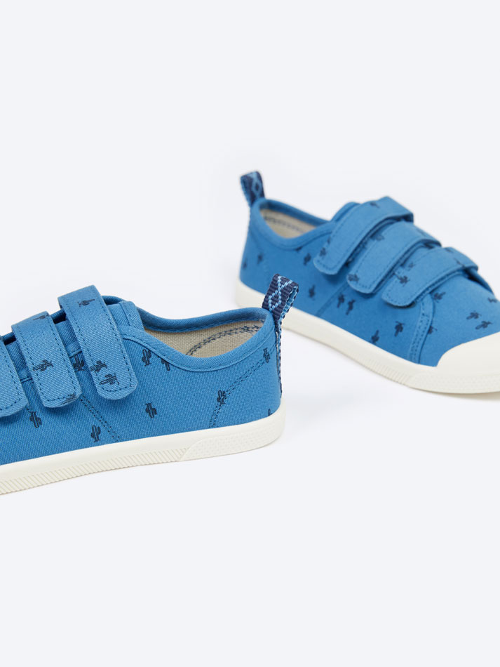 Tênis com biqueira estampada - Vários modelos
