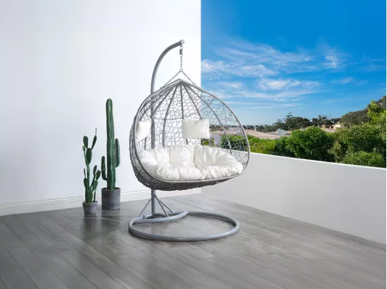 Fauteuil suspendu 2 places en résine tressée - Gris avec coussins blancs - CAYAMBE de MYLIA
