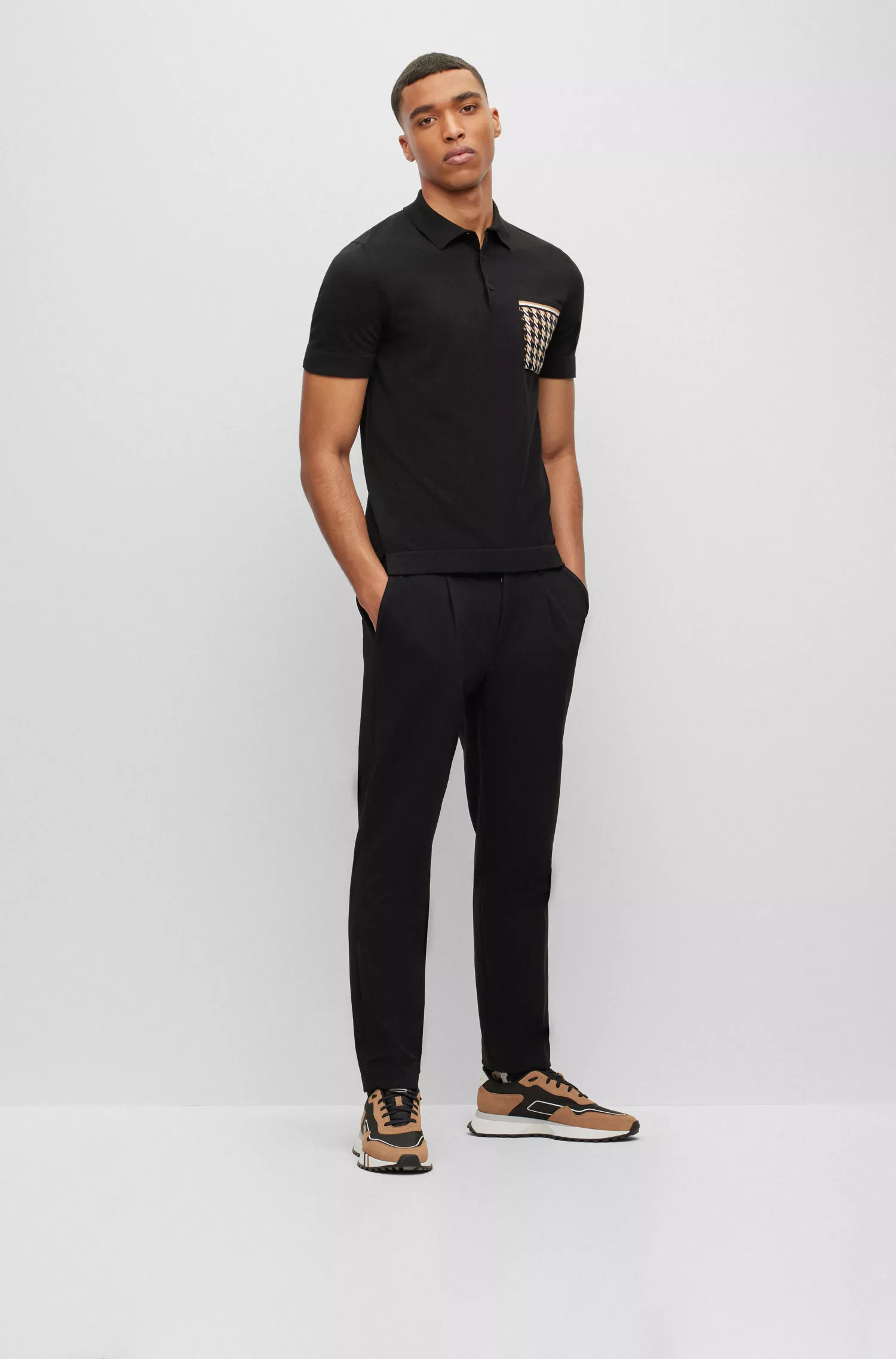 Camisa polo BOSS preta em algodão orgânico com bolso em padrão pied-de-poule.