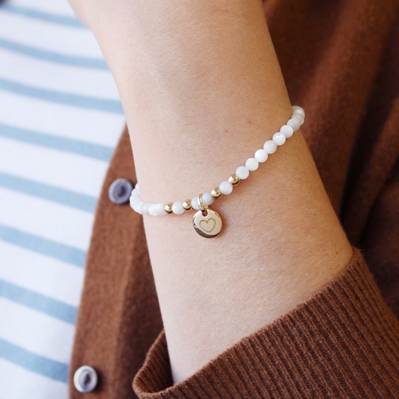 Bracelet perles nacre blanche et mini charm plaqué or femme - gravure COEUR