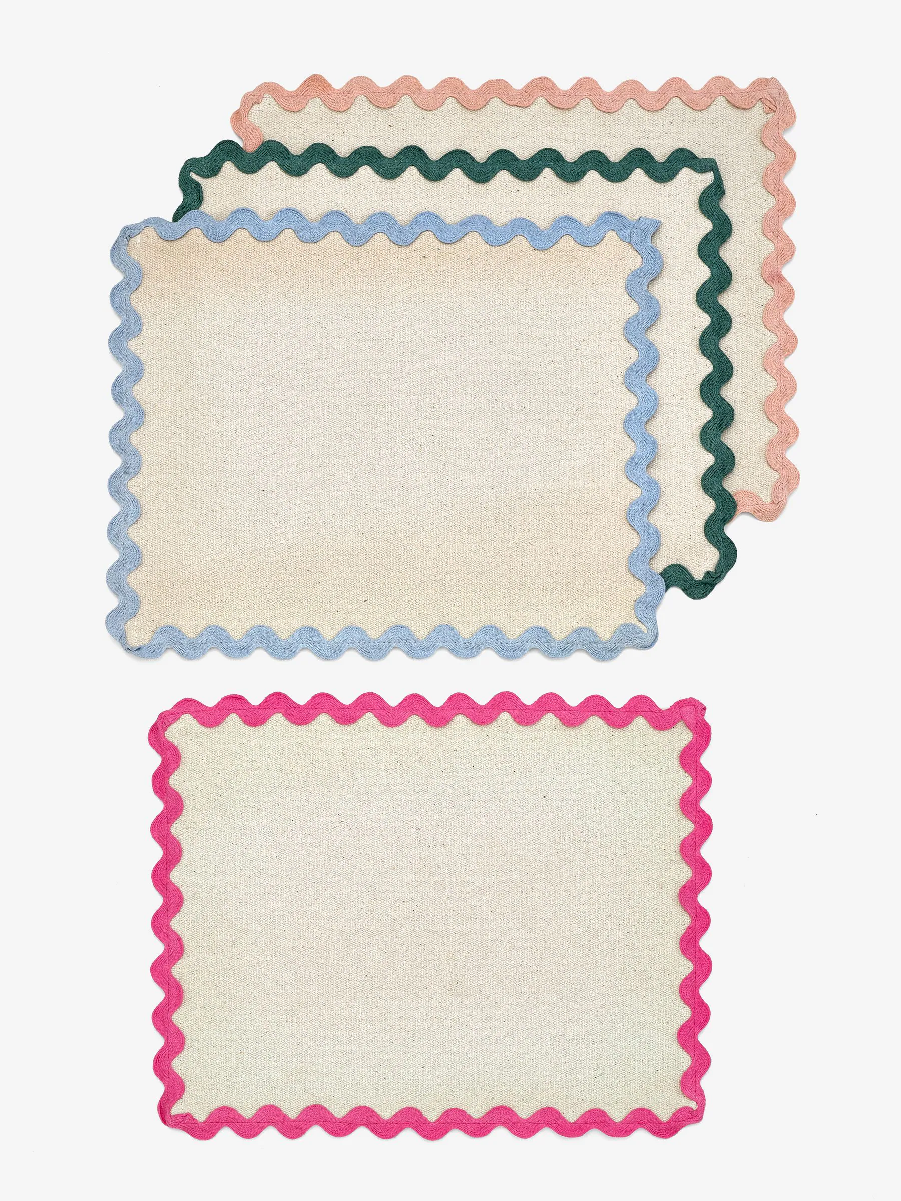 Set van 4 stoffen placemats met felgekleurd golvend randje