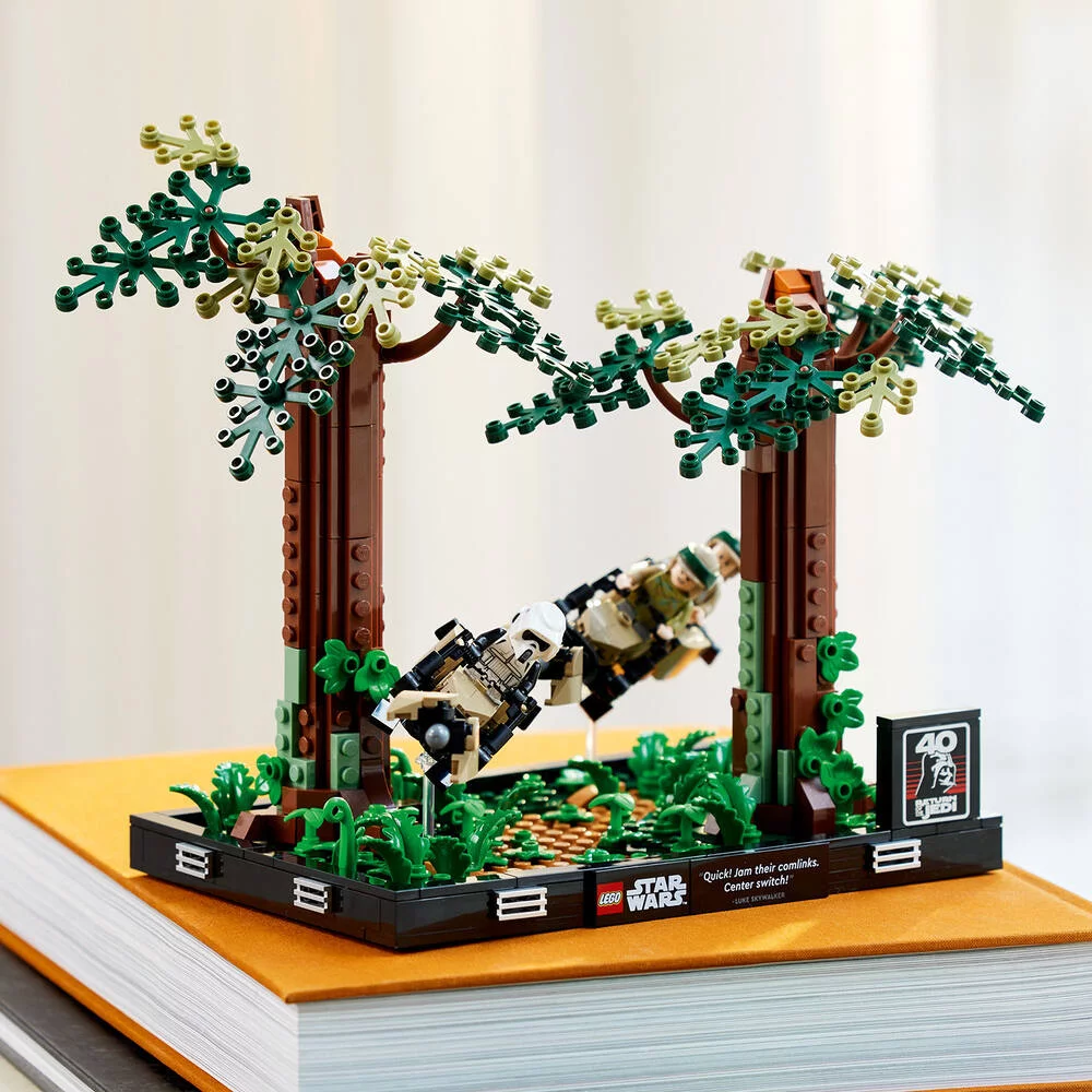 LEGO®STAR WARS™ 75353 - DIORAMA DE LA COURSE POURSUITE EN SPEEDER SUR ENDOR™
