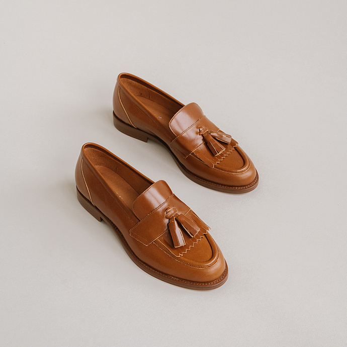 Mocassins à talons plats et pompons  en cuir cognac
