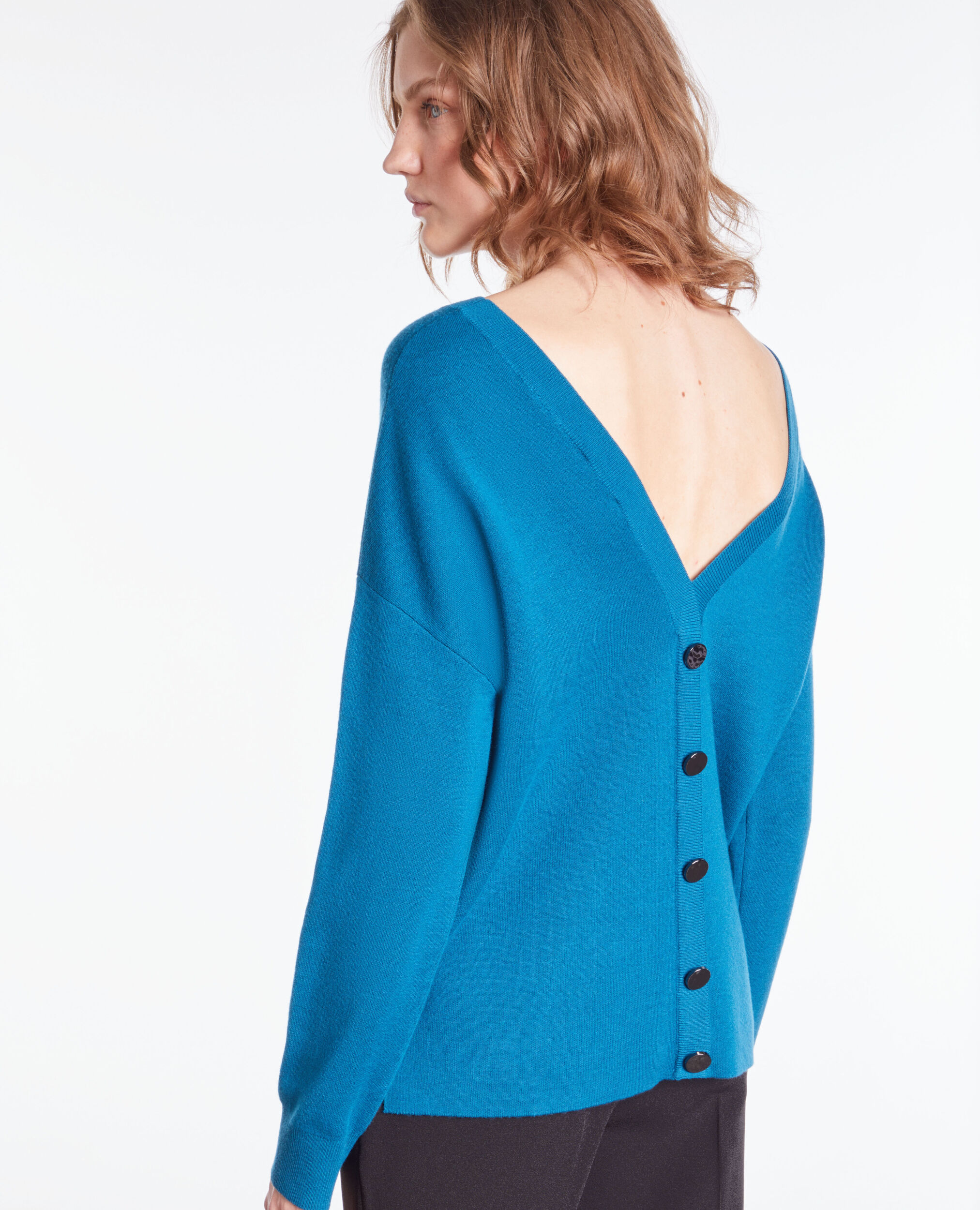 Pull bleu avec boutonnage dans le dos